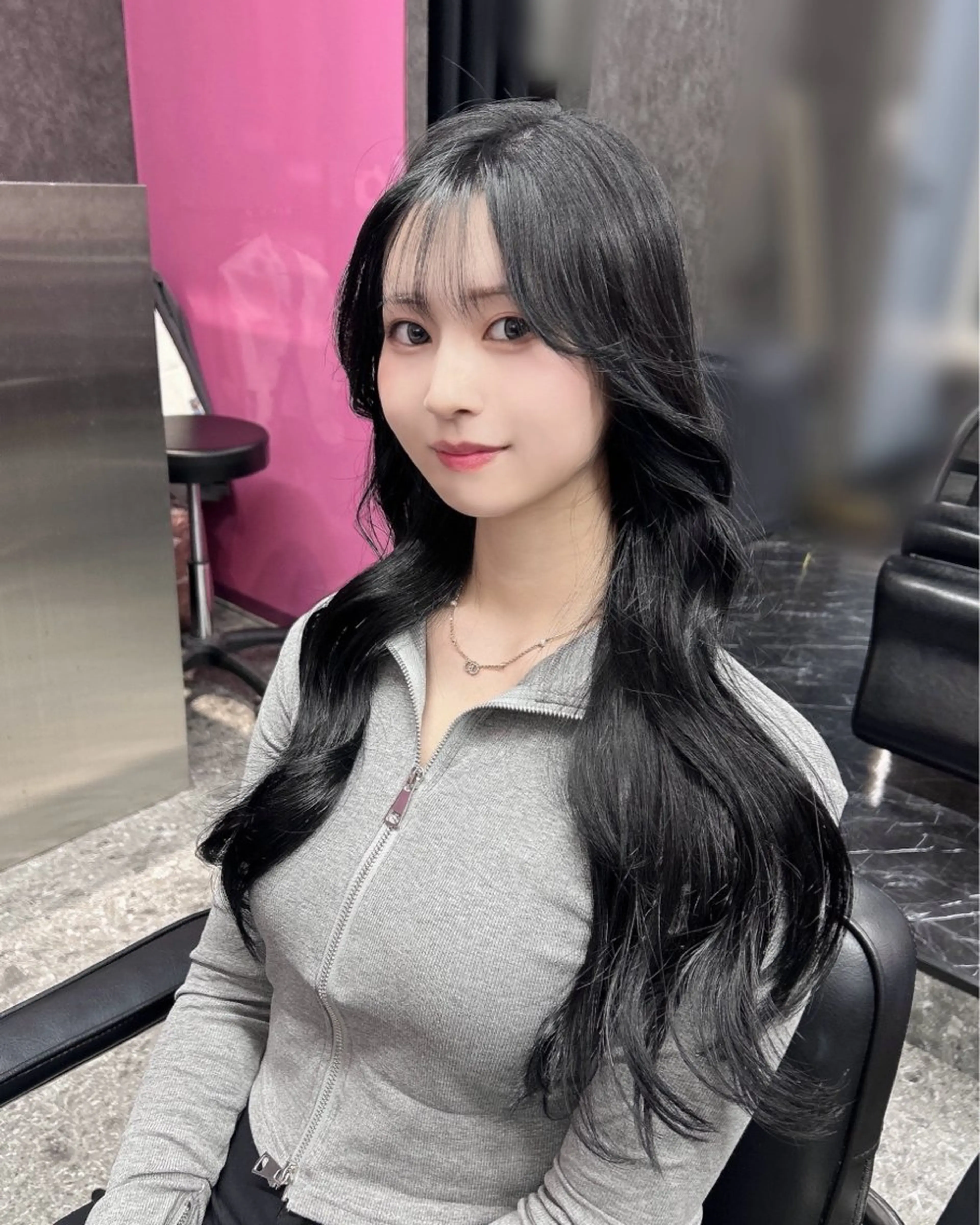 カラー 黒髪 グレーブラック nanaka 🤍韓国ワンホンヘアのヘアスタイル