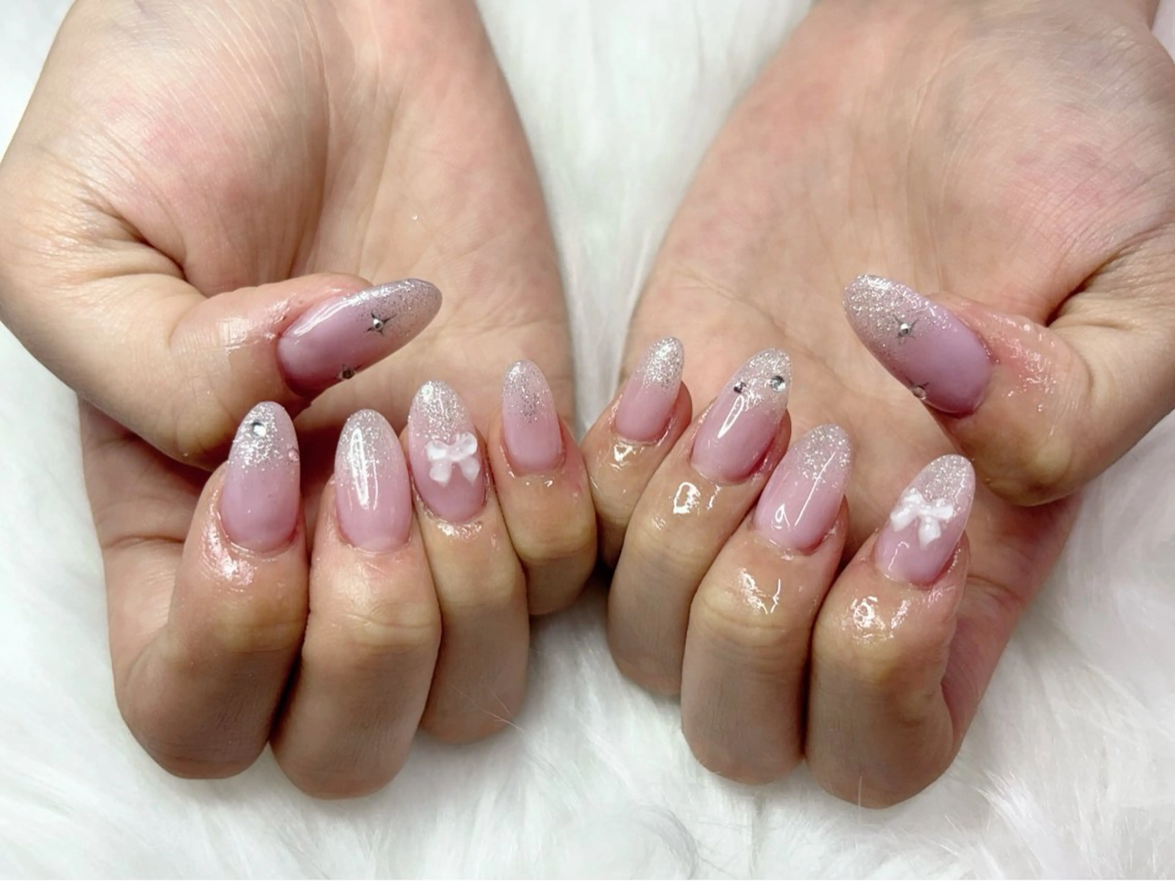 ネイル ジェルネイル グラデーション ピンク リボン シルバー M Hのネイルデザイン