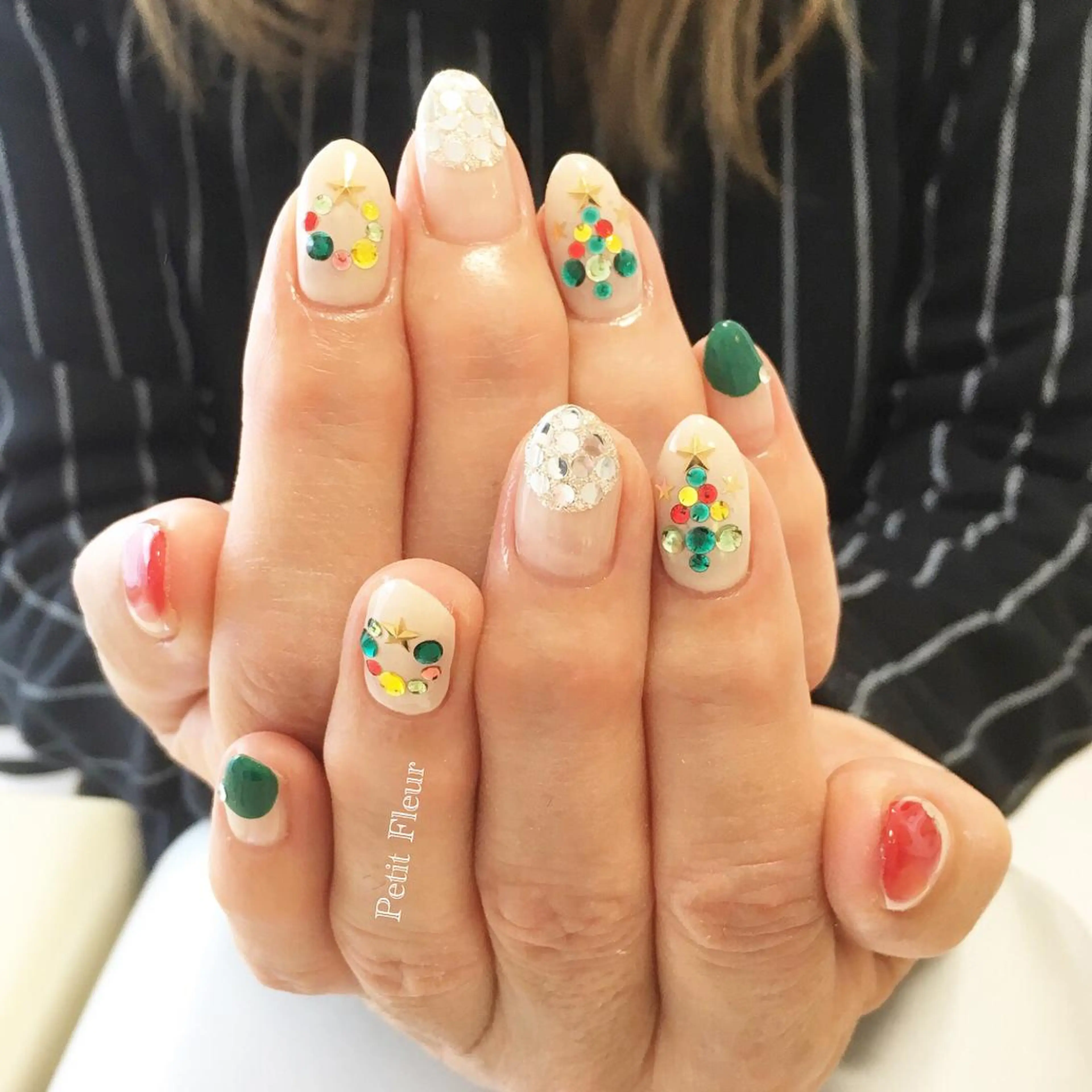 ネイル キラキラネイル 冬ネイル クリスマス Petit Fleur所属・青柳 亜梨奈のマツエク・マツパデザイン