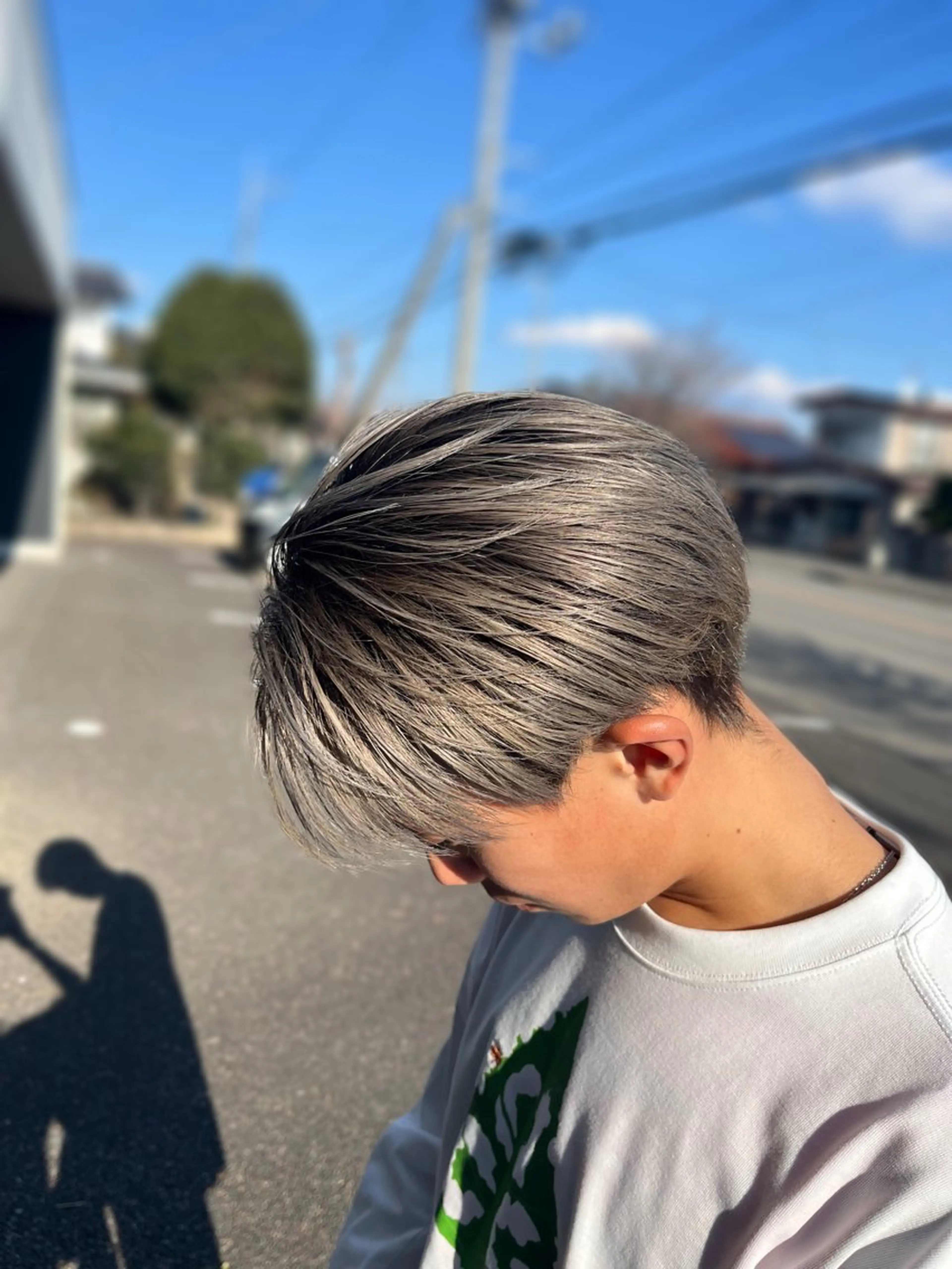 カラー バレイヤージュ シルバー ヘアカラー 久留生 隼斗のヘアスタイル