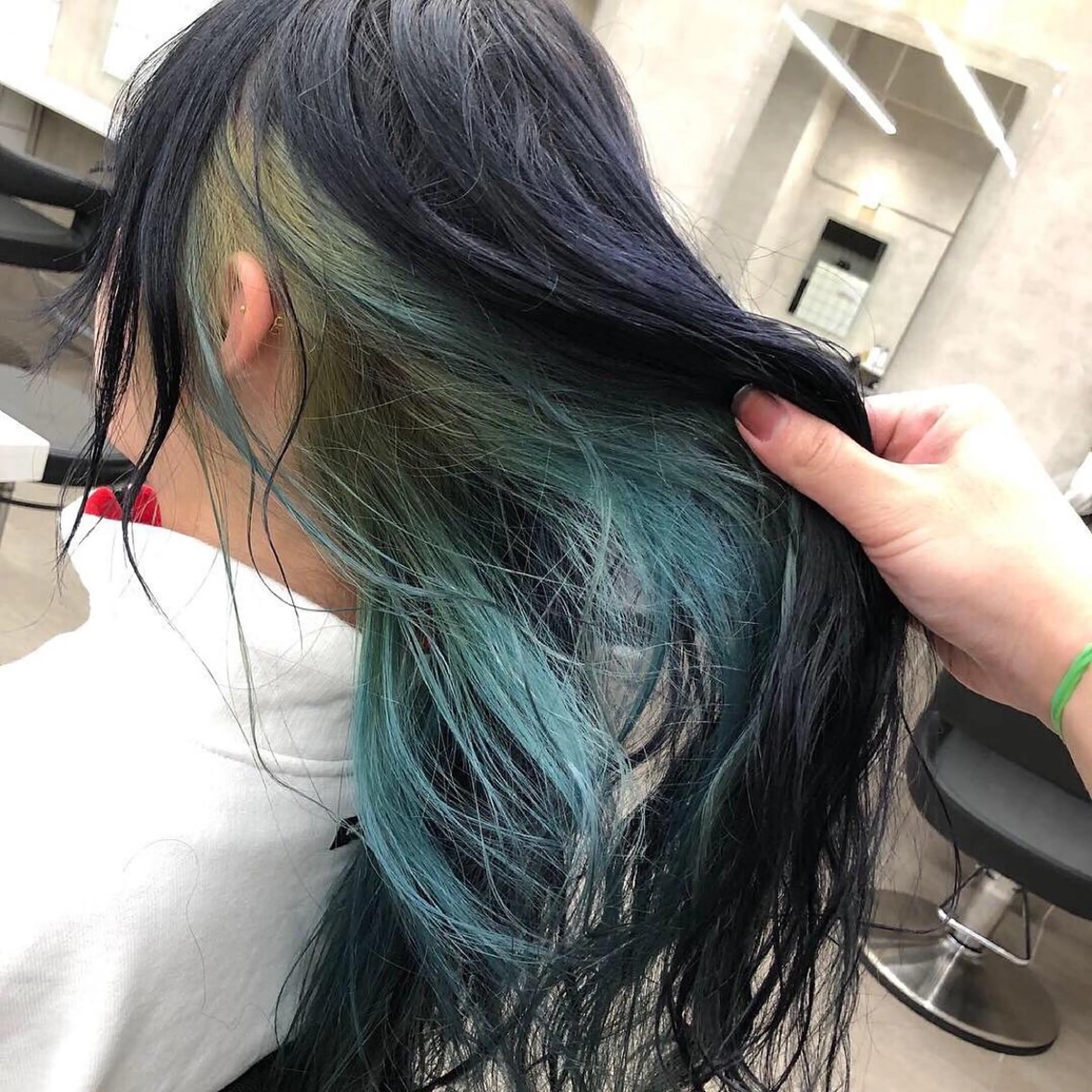 ロング 寒色＆ブリーチ特化 寒色MiOのヘアスタイル