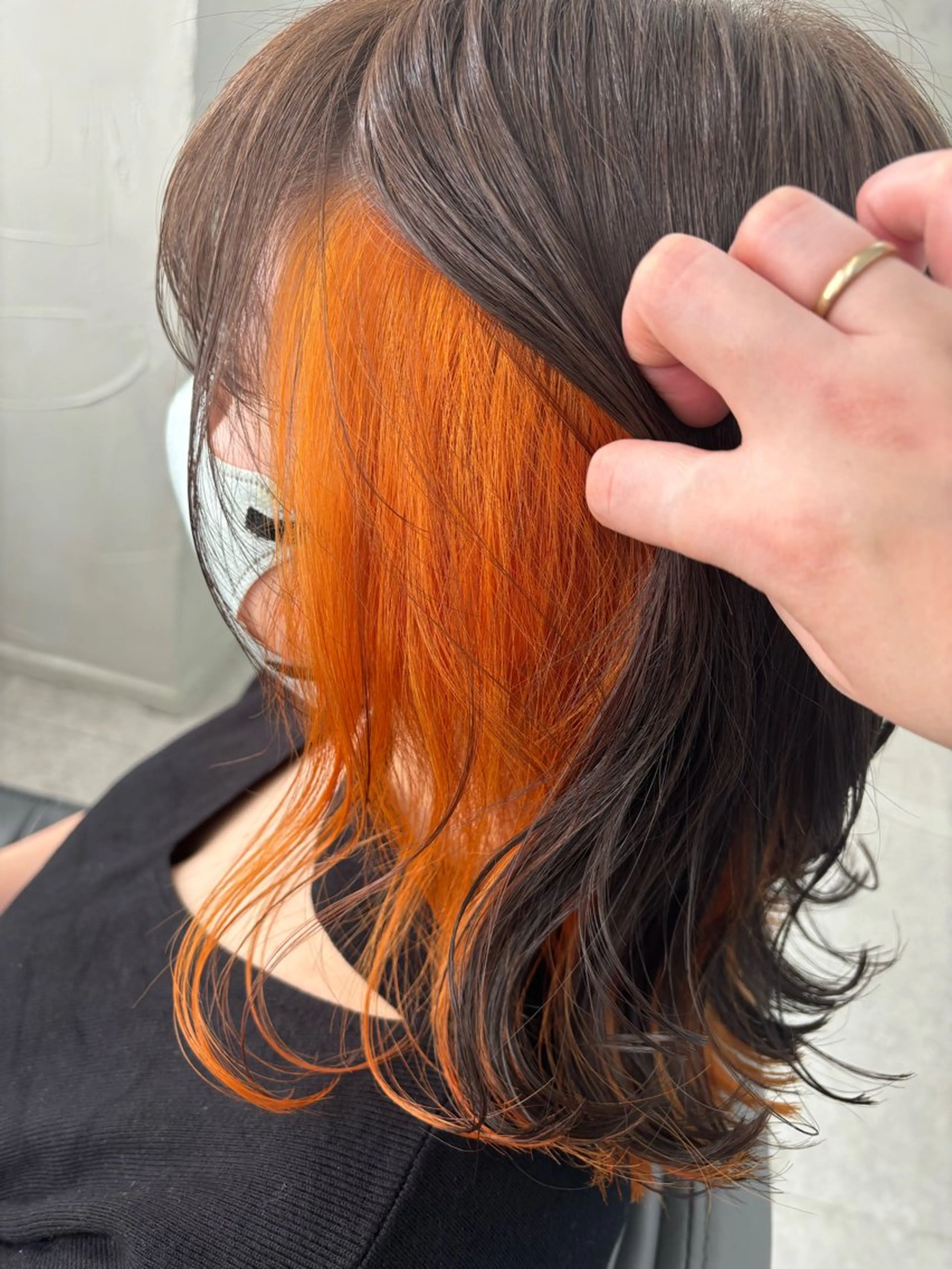 セミロング カラー 腰越 麻奈のヘアスタイル