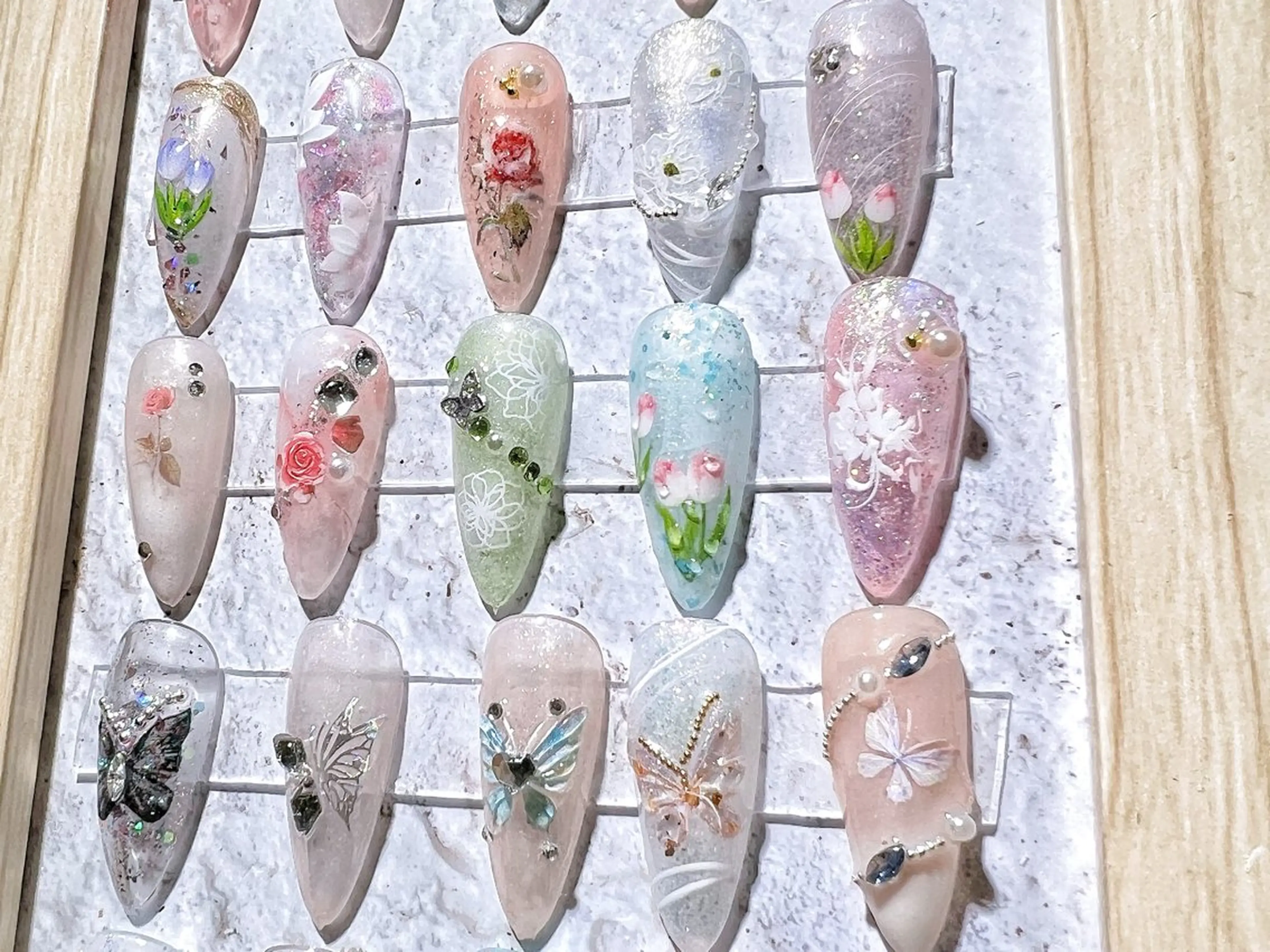 ネイル 春ネイル リボン、ガーリー パーツ放題専門店のネイルデザイン