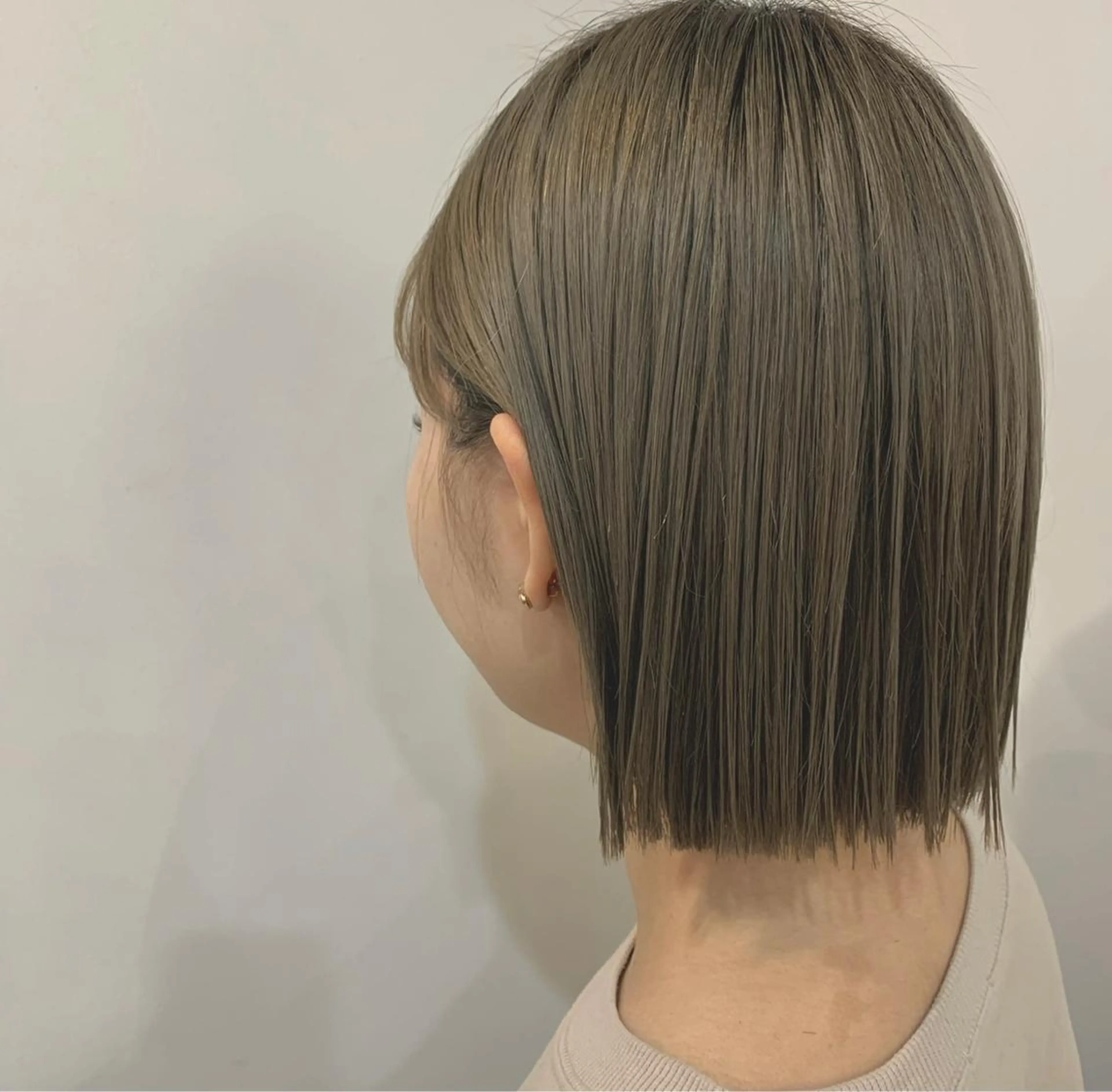 ミディアム カラー 切りっぱなしボブ ベージュカラー ブリーチ オリーブベージュ ボブ Lolonois梅田 /Okazaki:)のヘアスタイル