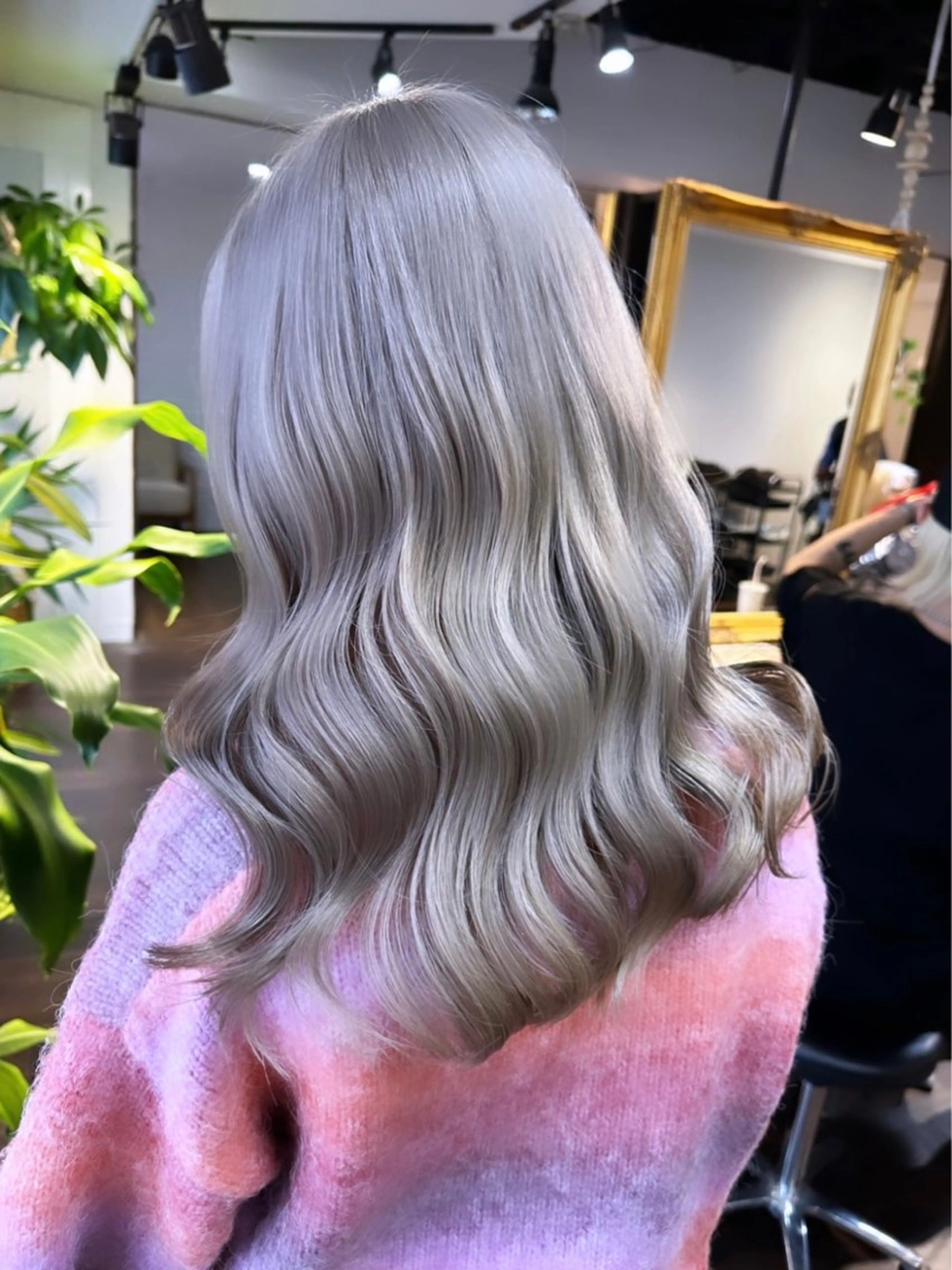 セミロング カラー ヘアアレンジ ベージュカラー ブリーチ イヤリングカラー ハイトーンカラー ミルクティーベージュ カット ヘアカラー トリートメント 髪質改善/レイヤー 縮毛矯正/ケラチン耀のヘアスタイル