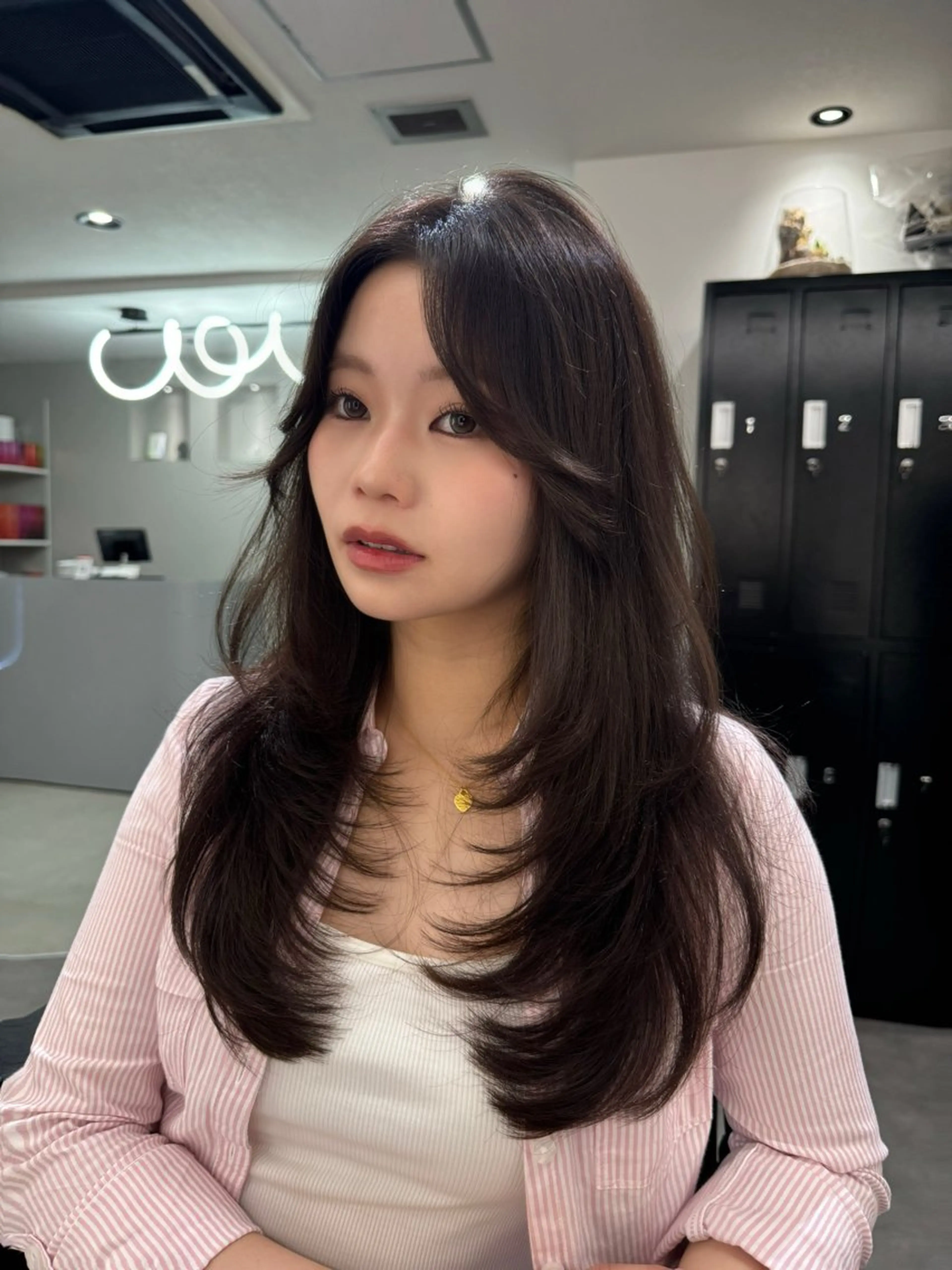 ミディアム カラー 透明感カラー グレージュ レイヤーカット カット ヘアカラー 西村あきや トレンド韓国ヘアのヘアスタイル