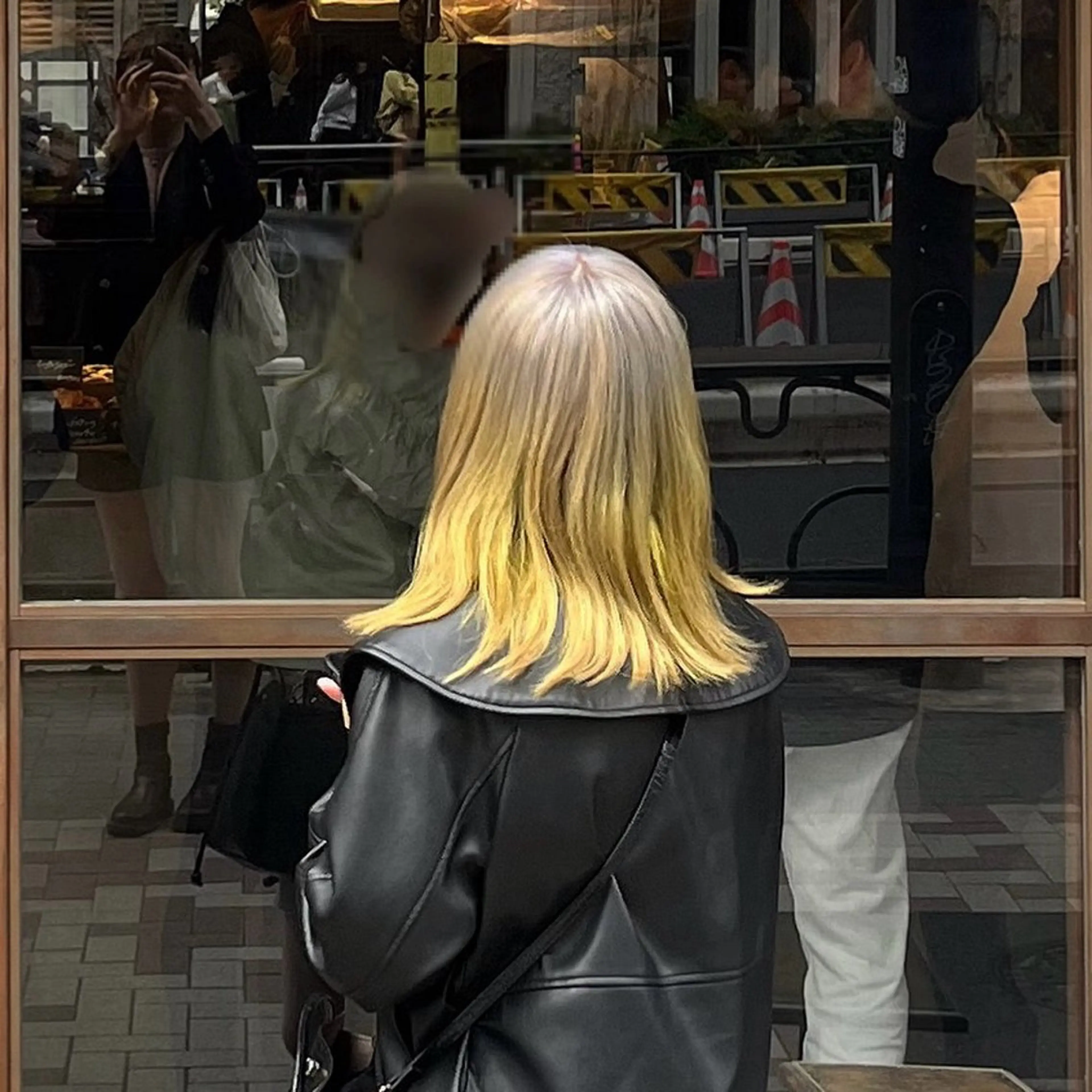 セミロング カラー シルバー イエローカラー カット ヘアカラー ブリーチカラー/ ベージュ/SARAのヘアスタイル