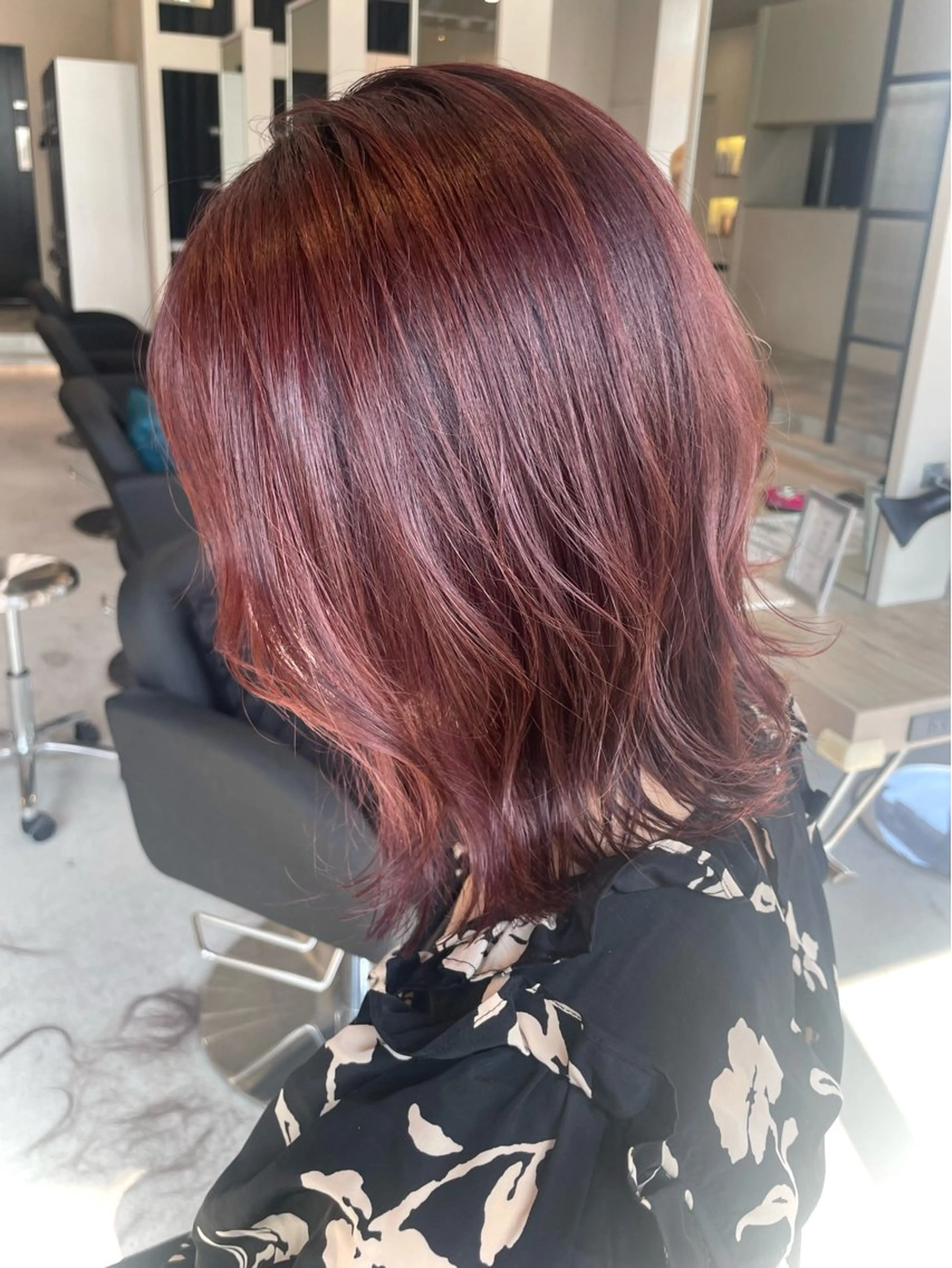 ミディアム カラー AKI 🐉のヘアスタイル