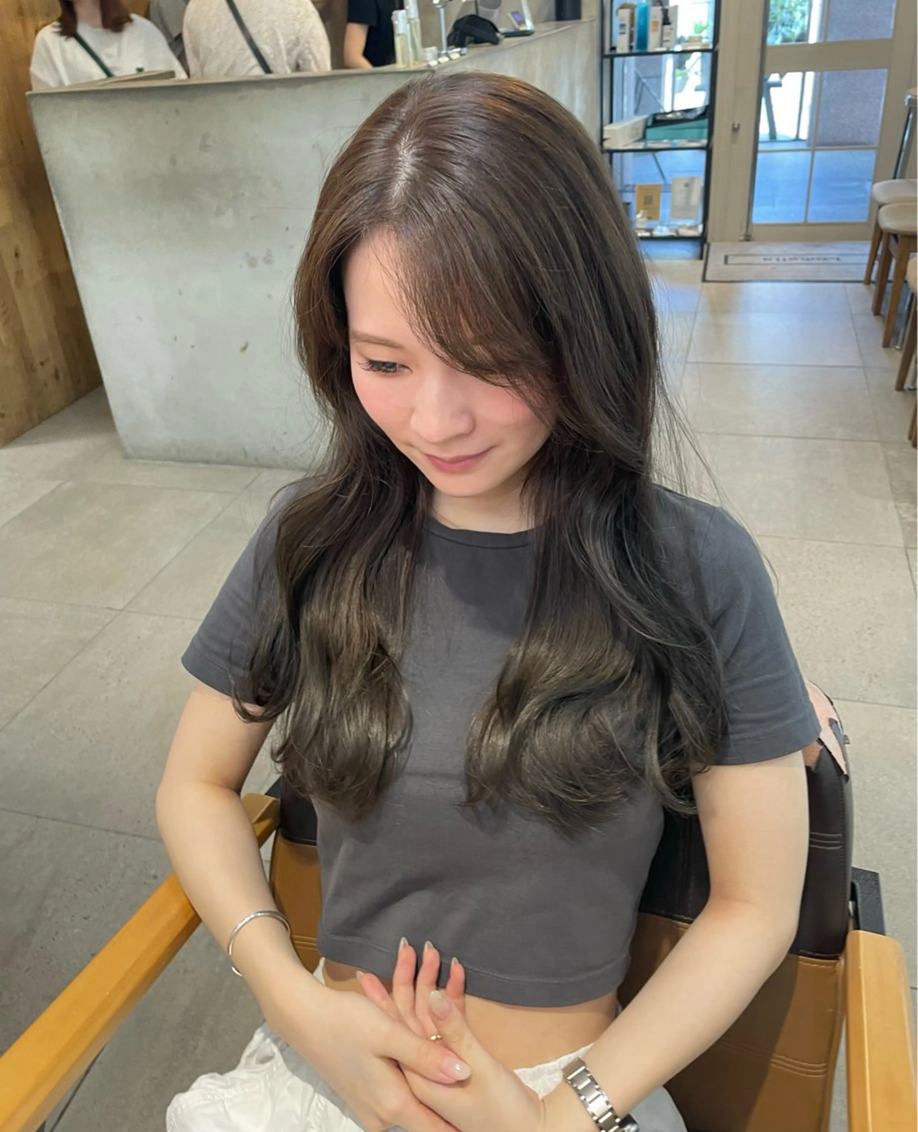 ロング カラー ミルクティー× グレージュMOMOのヘアスタイル