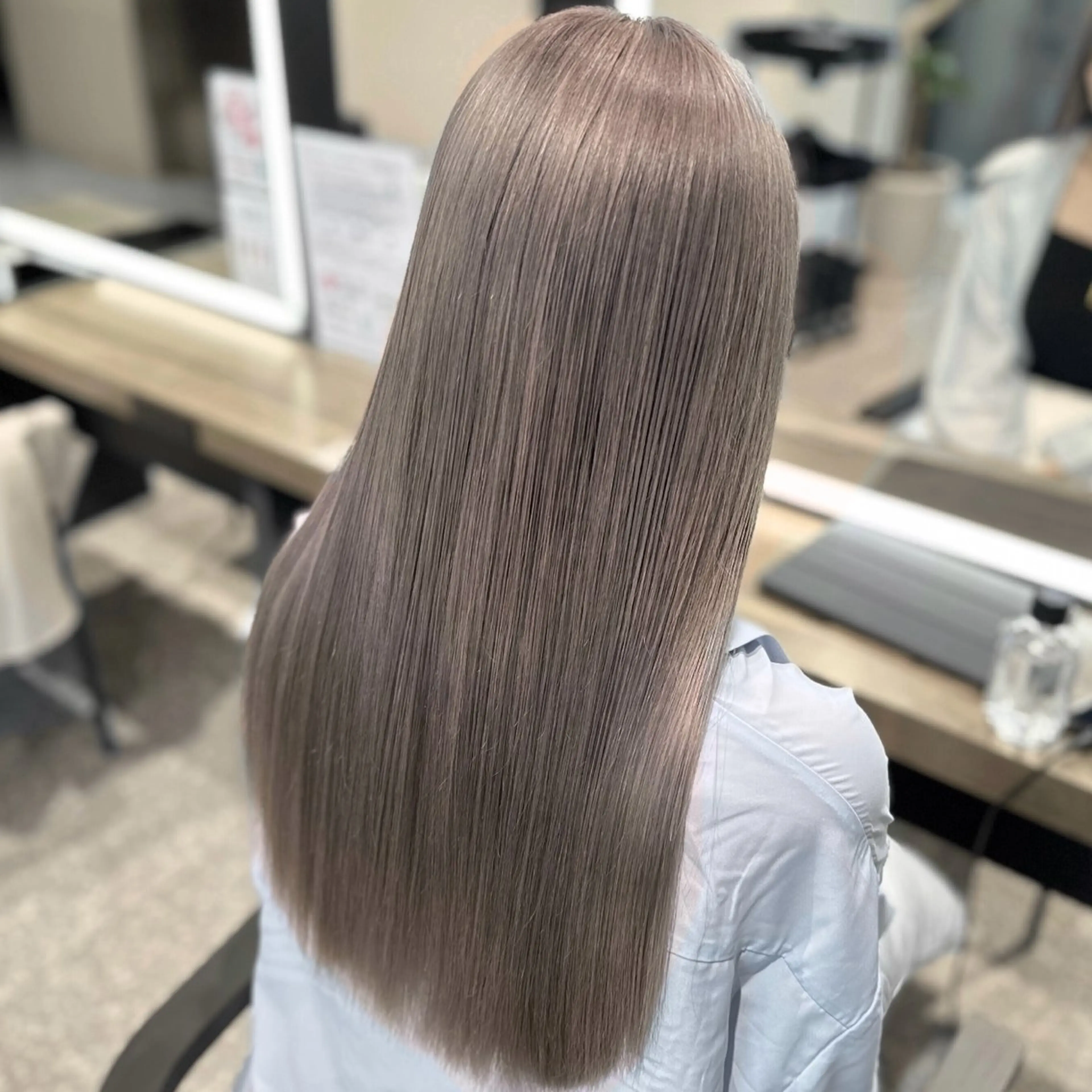 ロング カラー ブリーチ シルバー ホワイトシルバー レイヤー/グレージュ メンズパーマのヘアスタイル