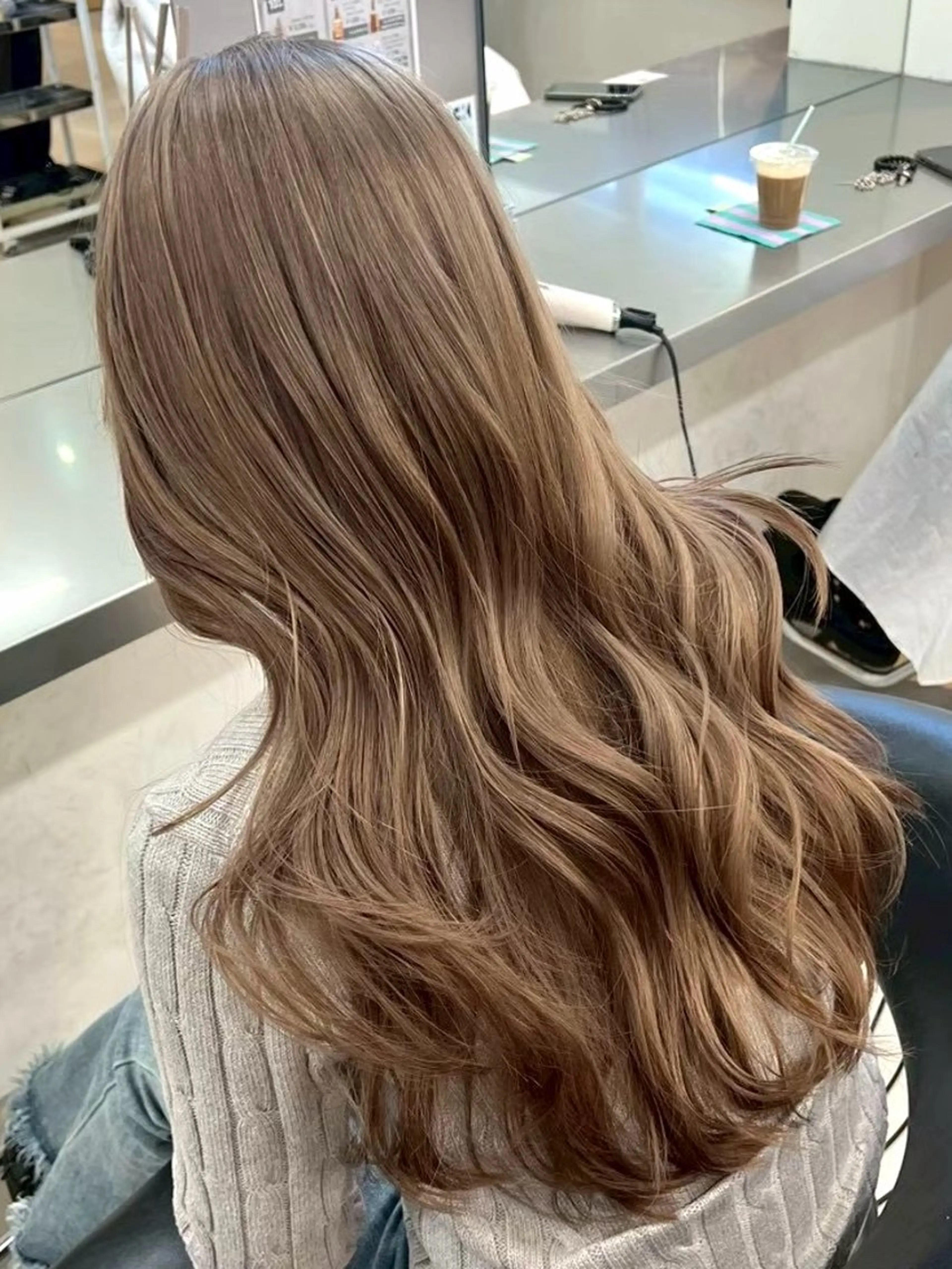 ロング MOMOKA LUCK TOKYOのヘアスタイル
