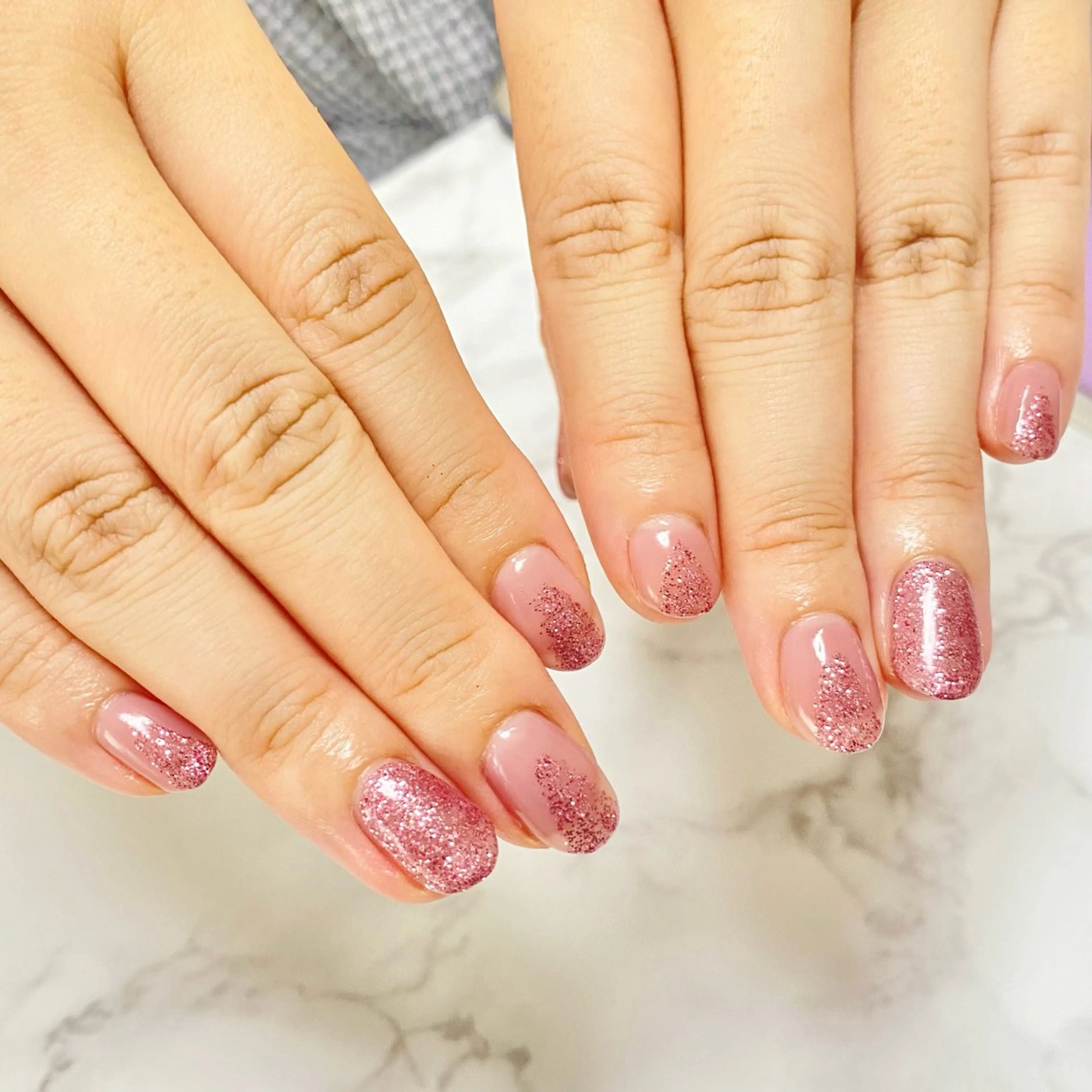ハンドモデル💅ワンカラー・ラメグラ🎀【オフ有り】の写真