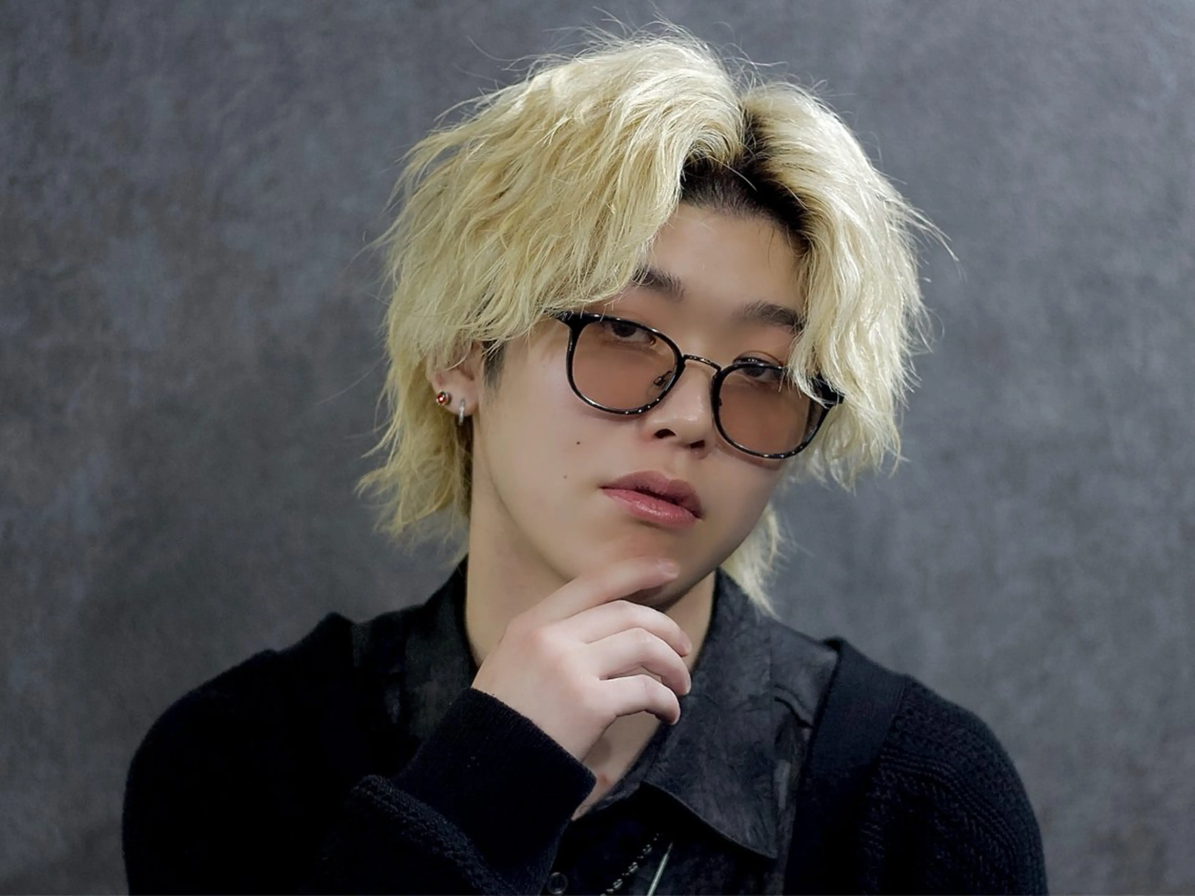 ミディアム カラー メンズ マッシュウルフ マッシュ メンズウルフカット 抜きっぱなしブロンド ブロンド 【フェザーパーマ】 【縮毛矯正】鶴田文のヘアスタイル