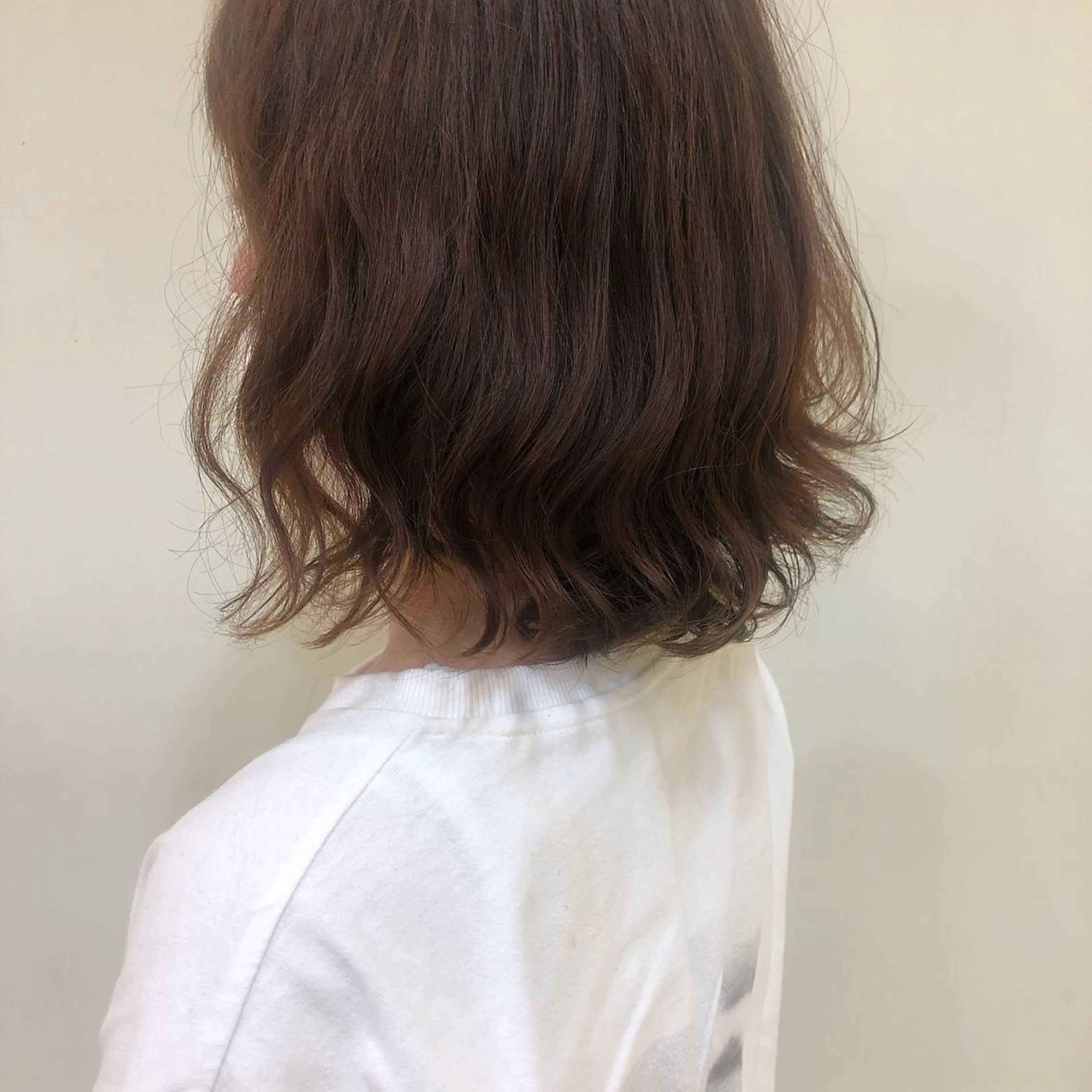 ミディアム レイヤーカット✖️ 柔らかベージュカラーのヘアスタイル