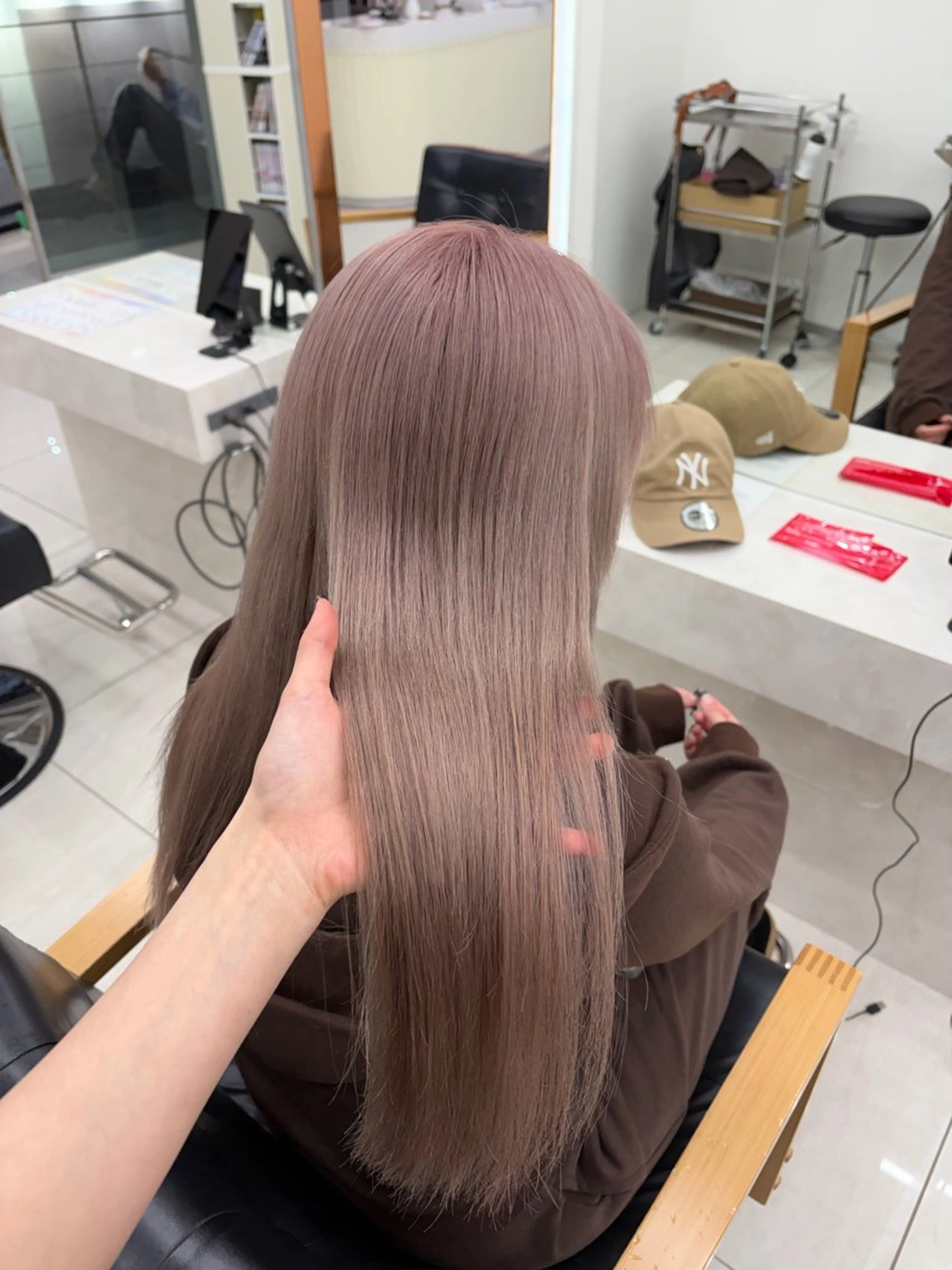 ロング カラー ブリーチ グレージュ ピンクカラー Kurumi リトル渋谷のヘアスタイル