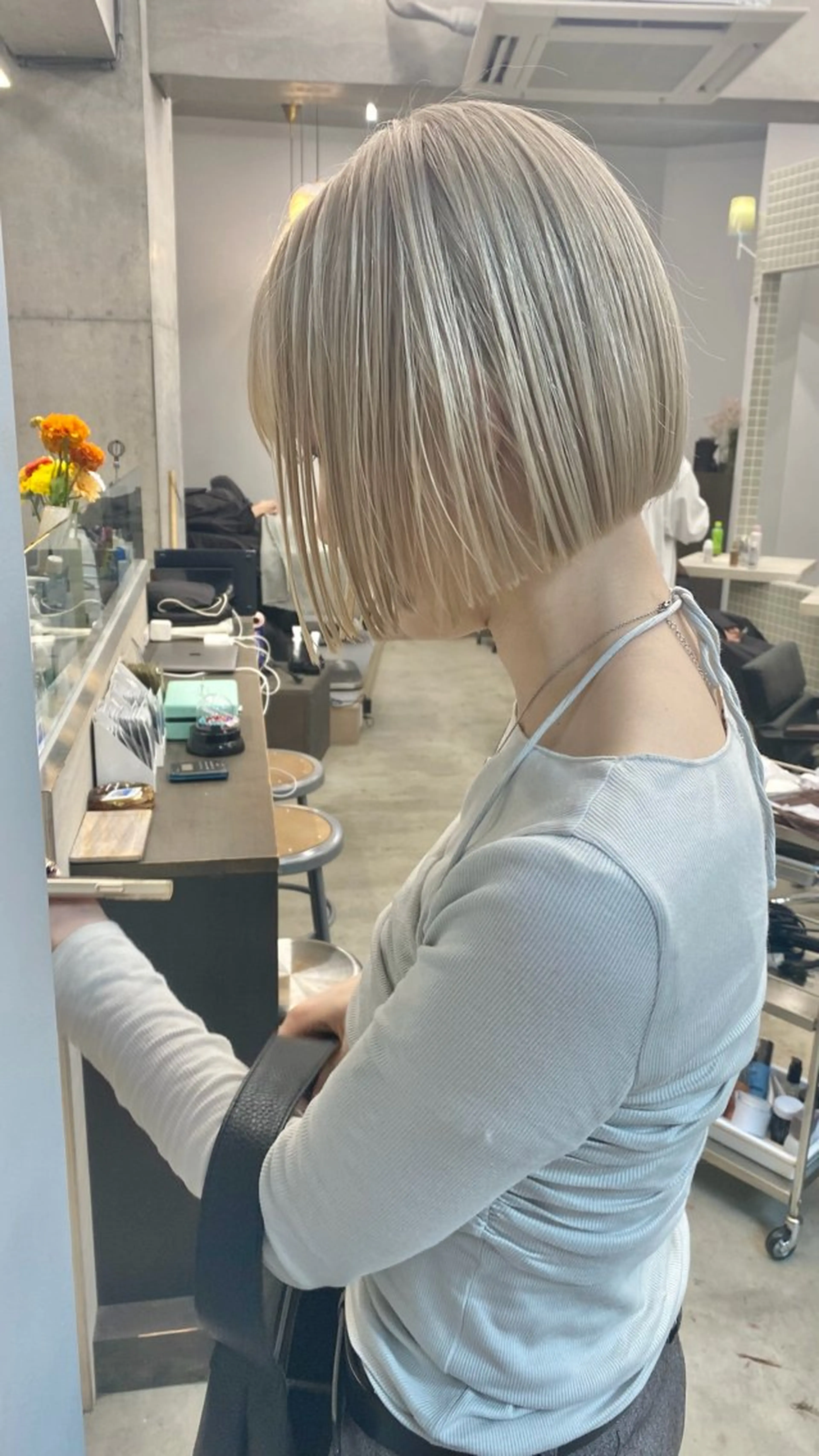 ショート カラー ベージュカラー ブリーチ ホワイトベージュ 【ケアブリーチ】 ヴァーディーのヘアスタイル