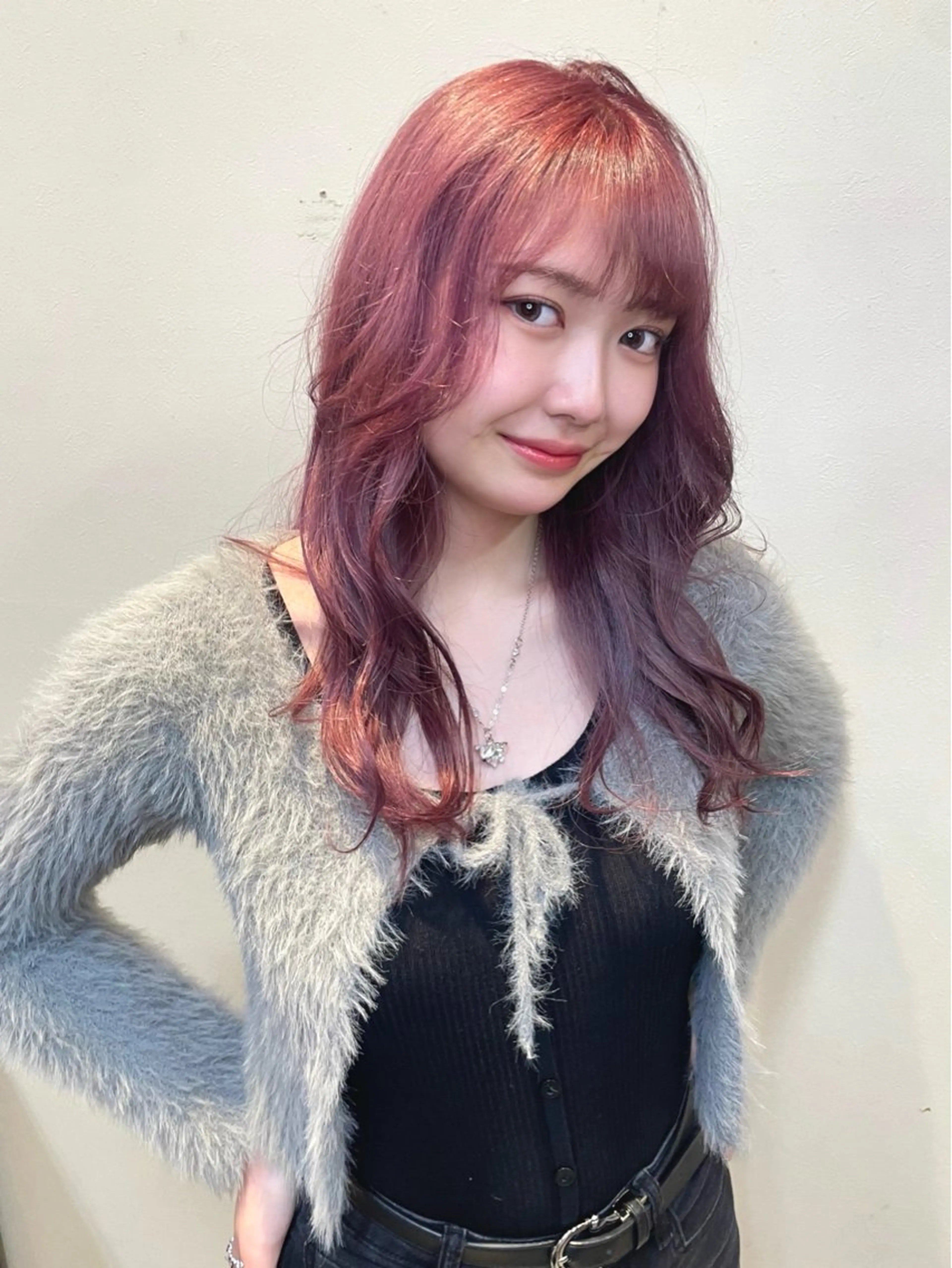 ロング カラー ヘアアレンジ 黒髪 ブリーチ ピンクカラー ヘアカラー トリートメント 青髪特化🩵 ダブルカラーのヘアスタイル
