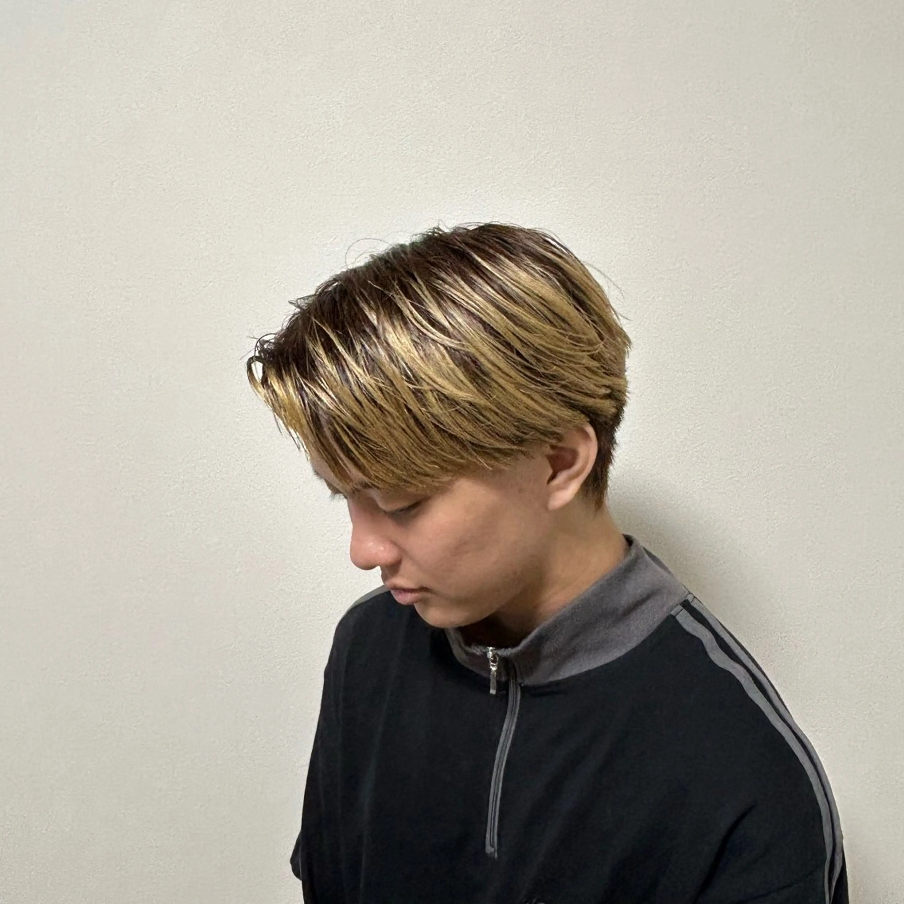 ミディアム フェザー/シャドウ/ メッシュパーマのヘアスタイル