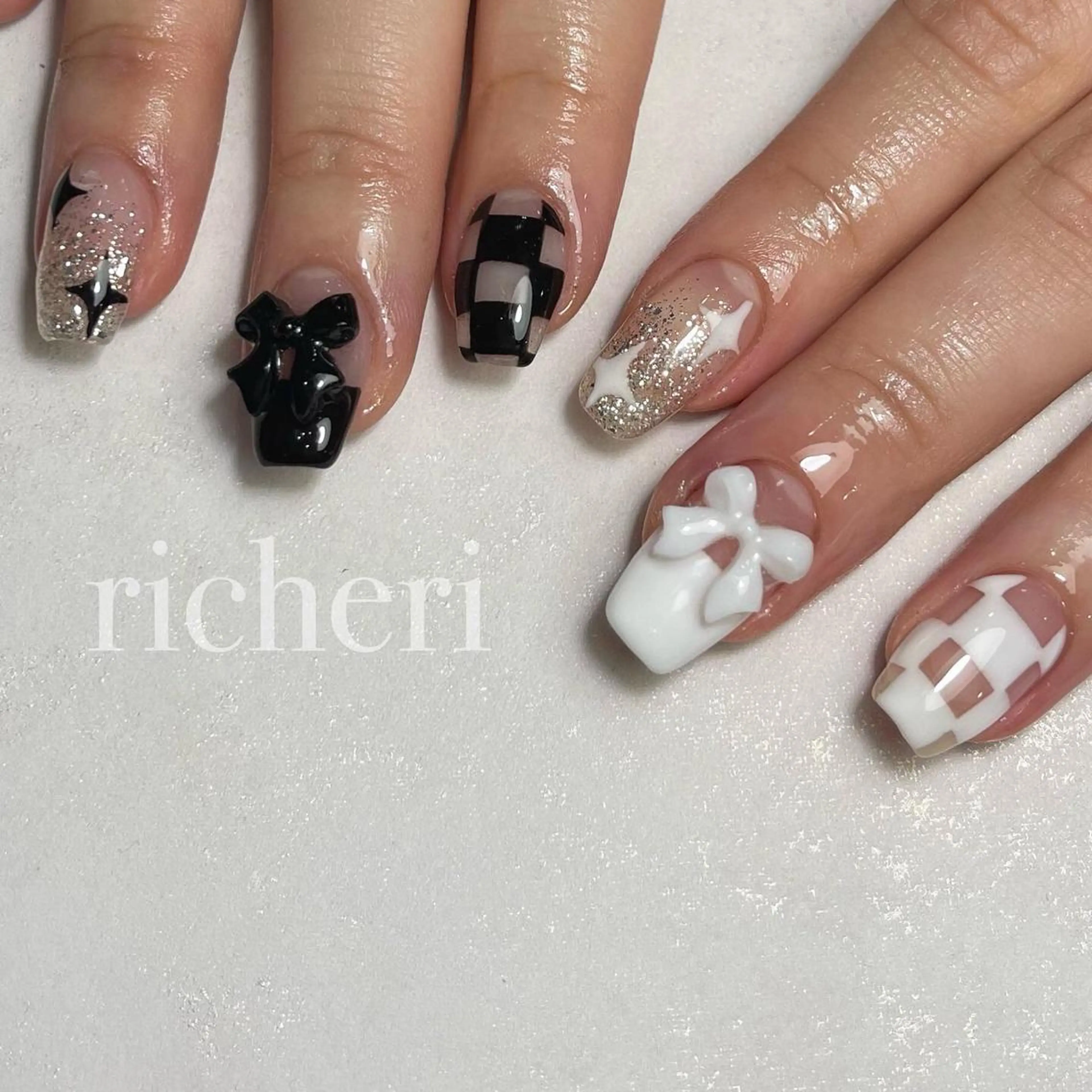 ミディアム ネイル 韓国風ヘア アートネイル チークネイル フラッシュネイル フレンチネイル ハンドネイル richeri beautyのエステ・リラクイメージ