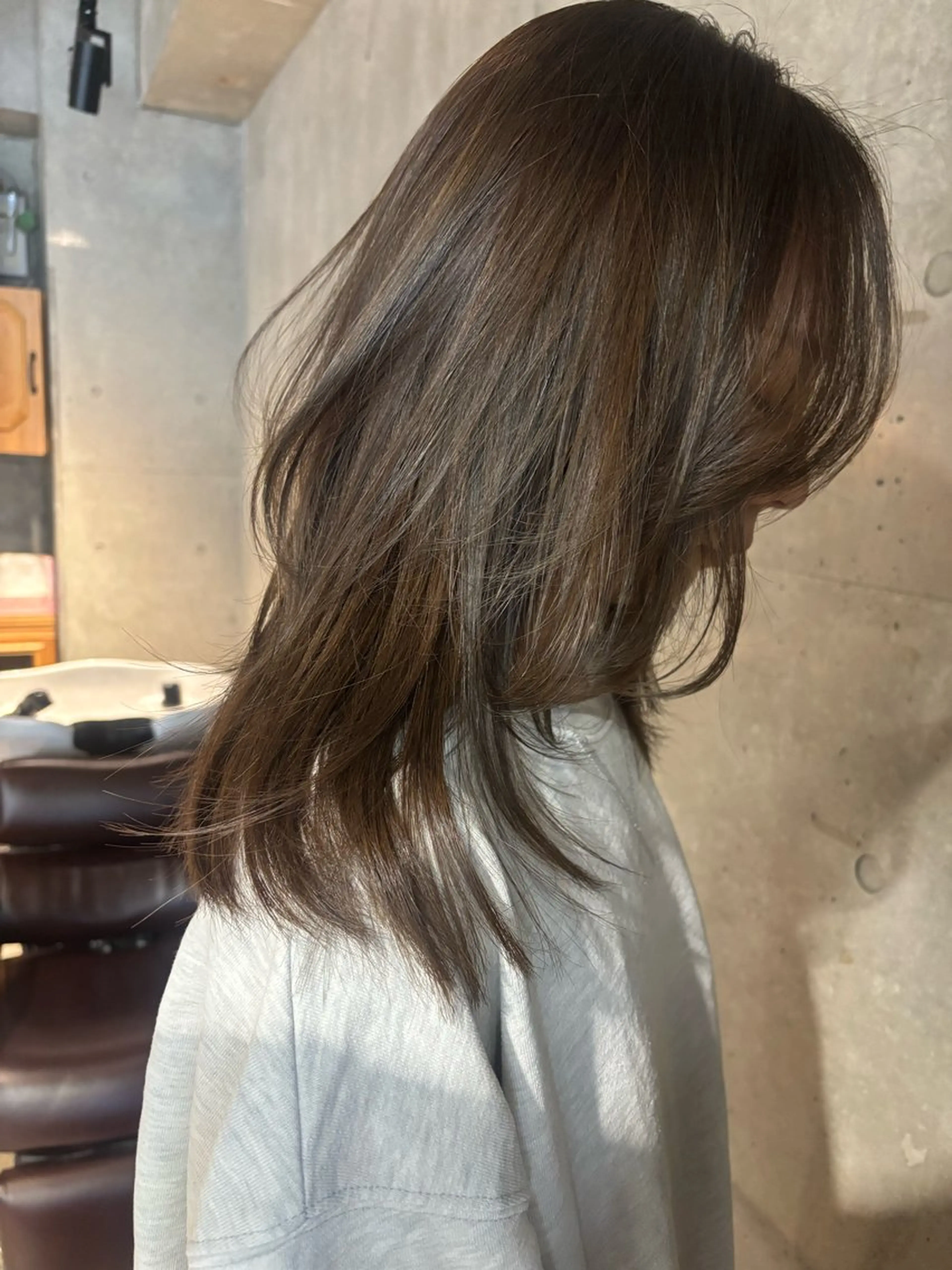 ミディアム カラー グレージュ レイヤーカット カット ヘアカラー トリートメント ブリーチカラーレイヤ ーカット🦋annaのヘアスタイル