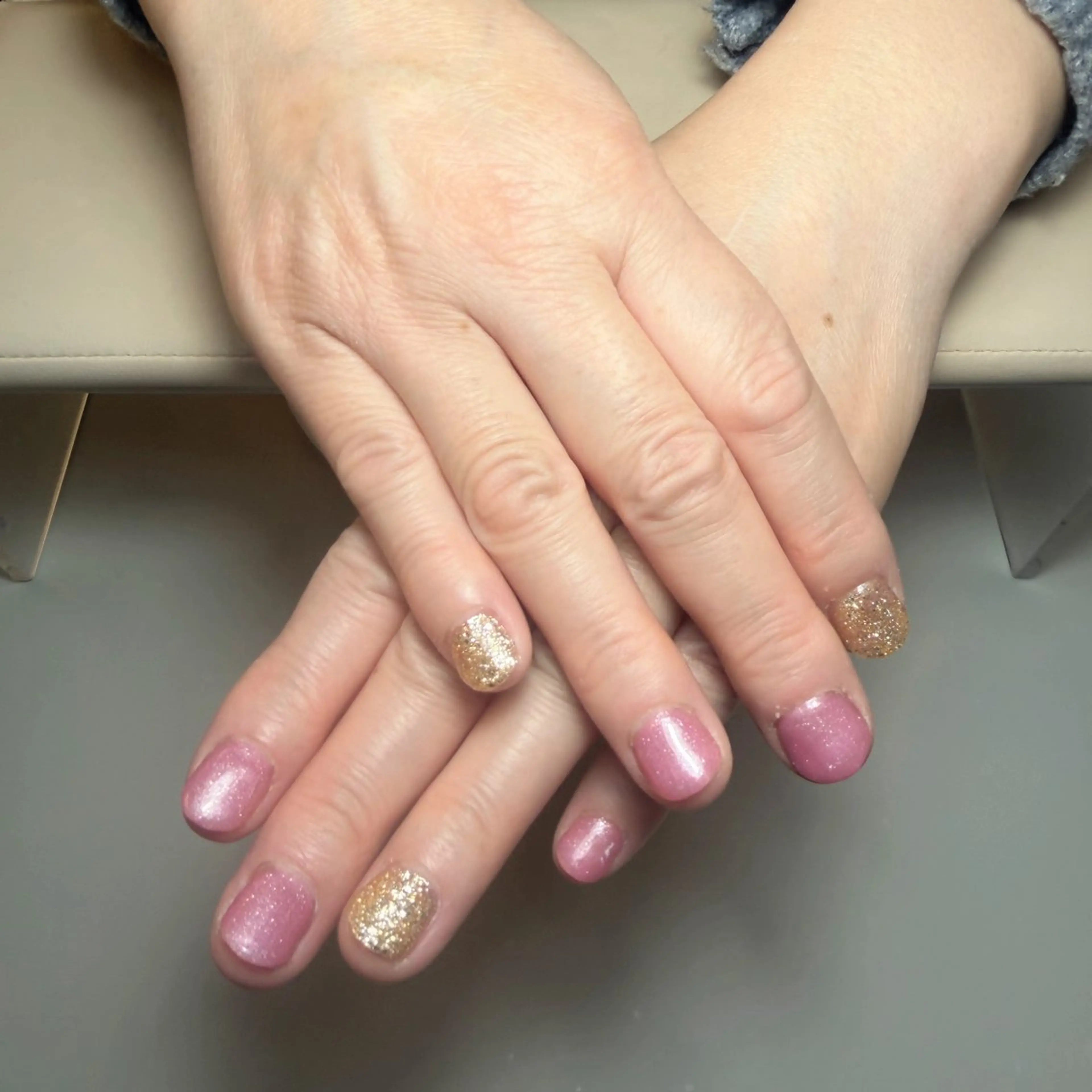 ネイル ゴールド グラデーション ラメ(グリッター) ワンカラーネイル ピンク ハンドネイル Luana / ayanaのネイルデザイン