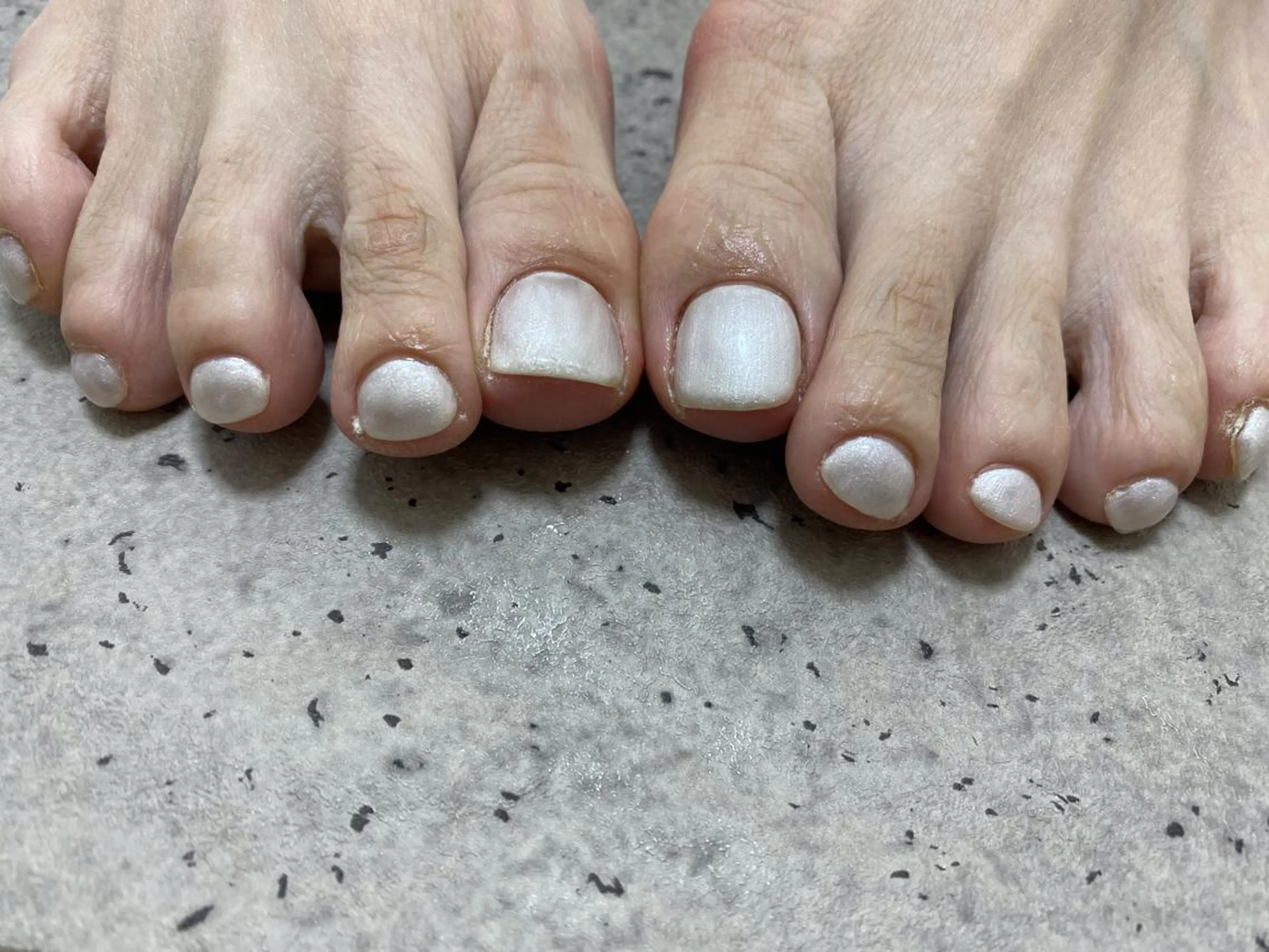 ネイル ラメ(グリッター) ワンカラーネイル ホワイト フットネイル mogunail &blowのネイルデザイン