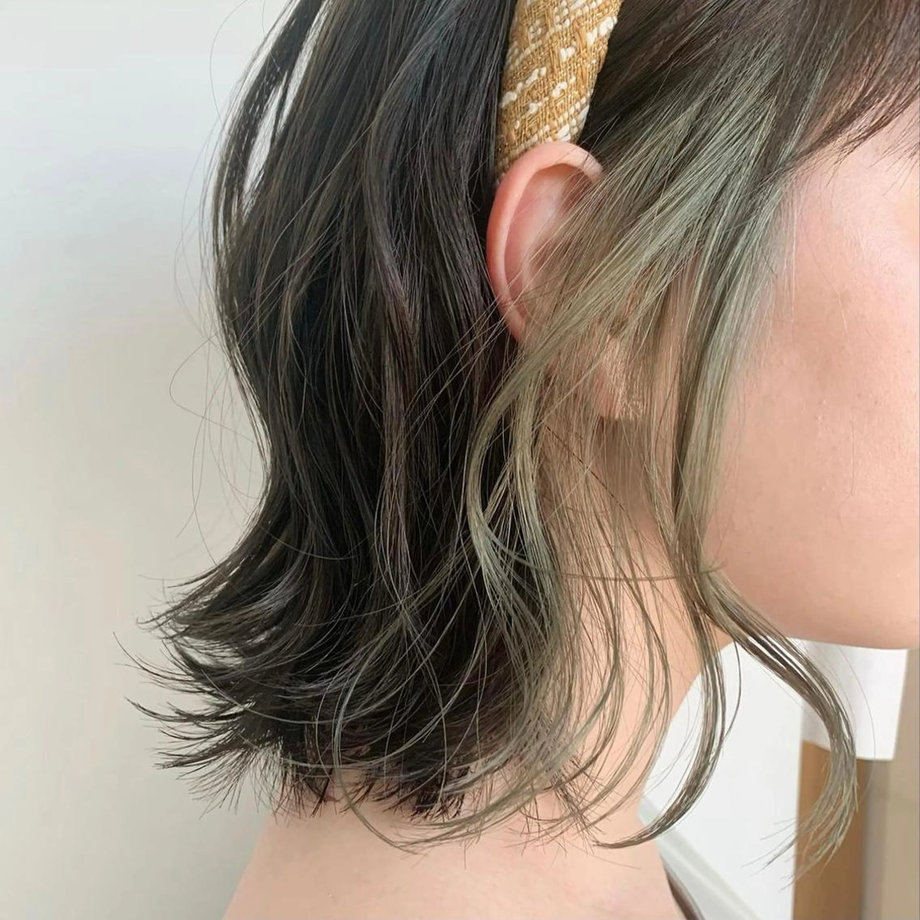 ミディアム カラー グレージュ インナーカラー カーキグレージュ カット ヘアカラー トリートメント 韓国ヘア /男女☘️ 細江 美紅のヘアスタイル