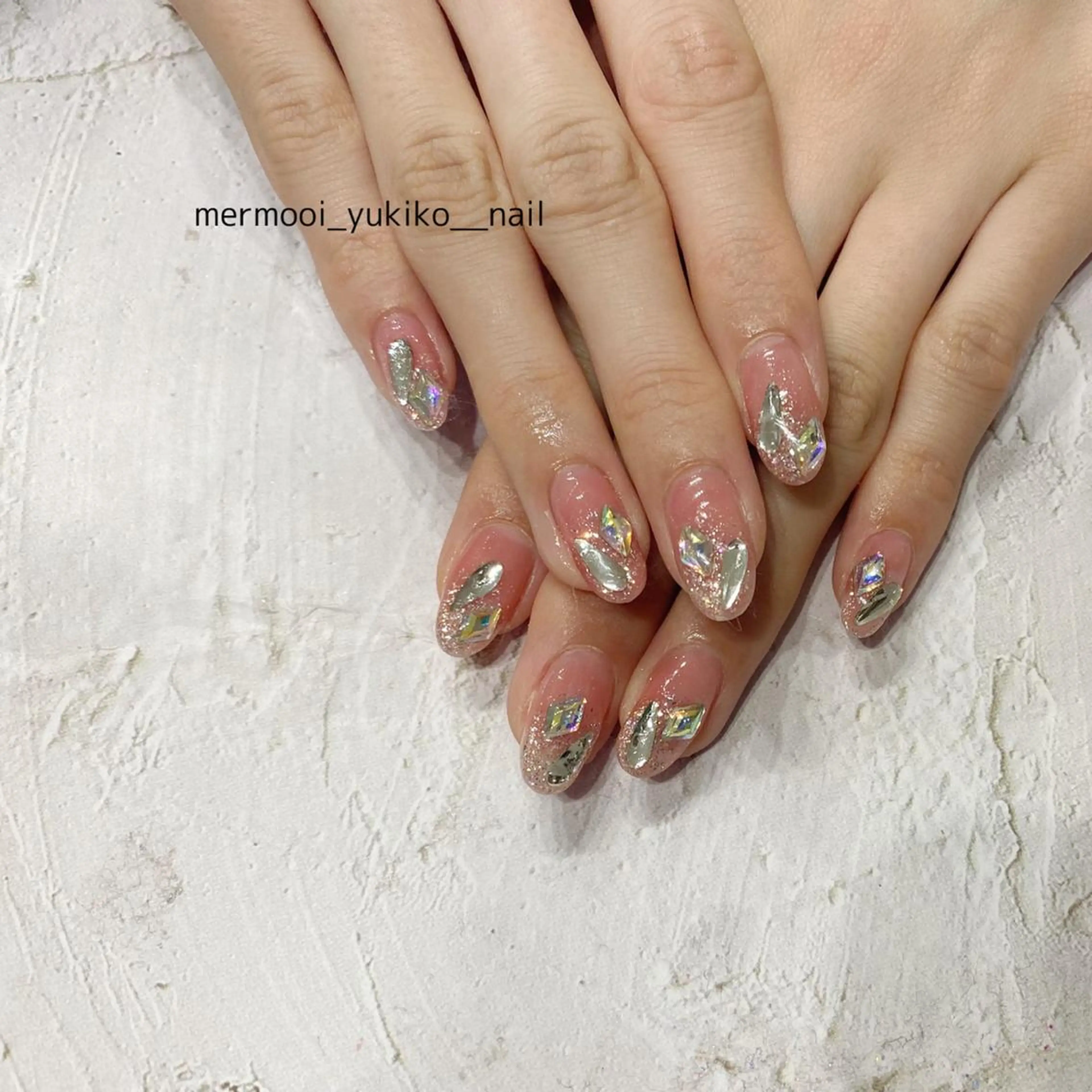 ネイル キラキラネイル 韓国ネイル ピンク ストーンネイル ネイルチップ ハンドネイル mermooi所属・melumooi nailのネイルデザイン