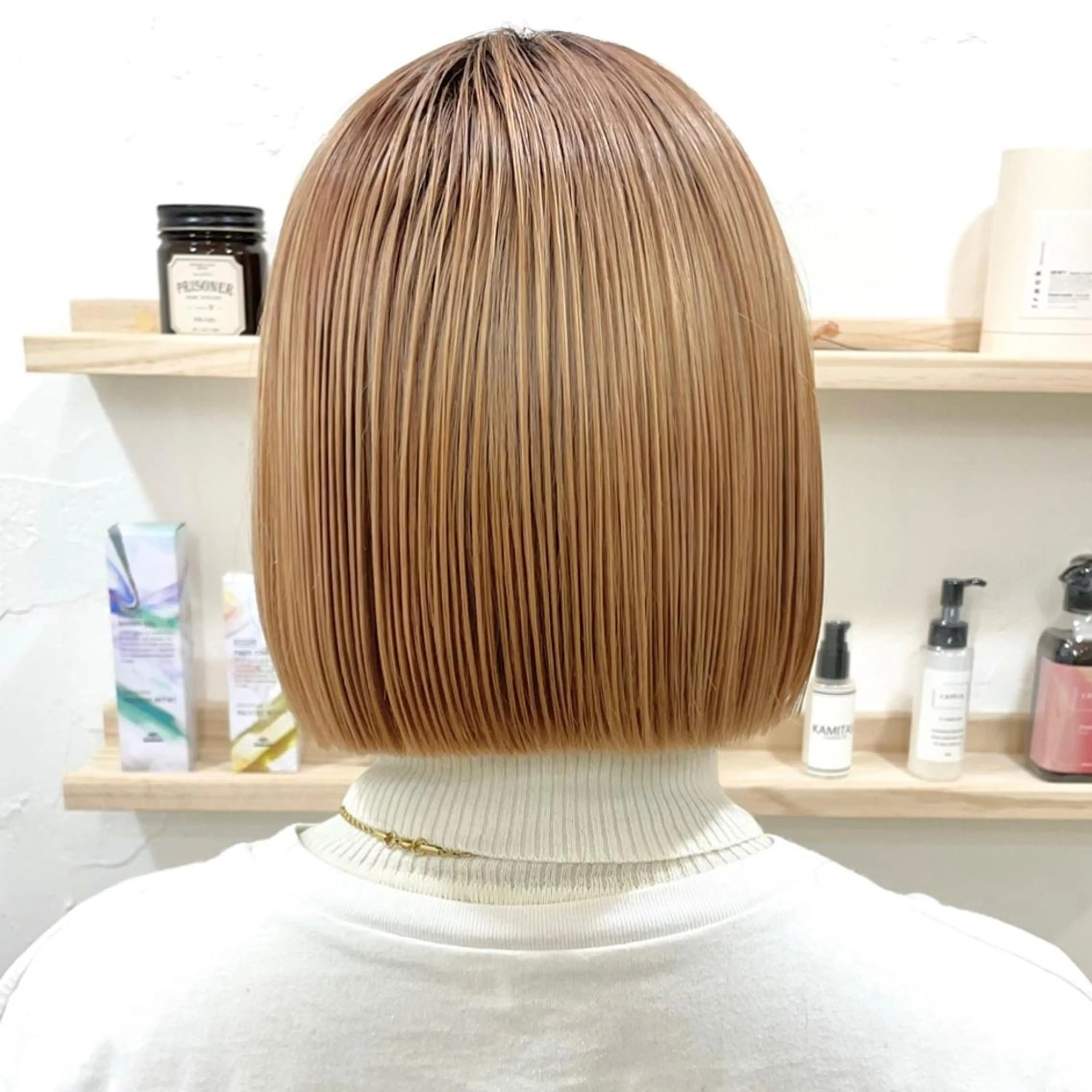 ショート カラー 切りっぱなしボブ ベージュカラー ブリーチ 透明感カラー ハイライトカラー 銀座No.1髪質改善 縮毛矯正/本木のヘアスタイル