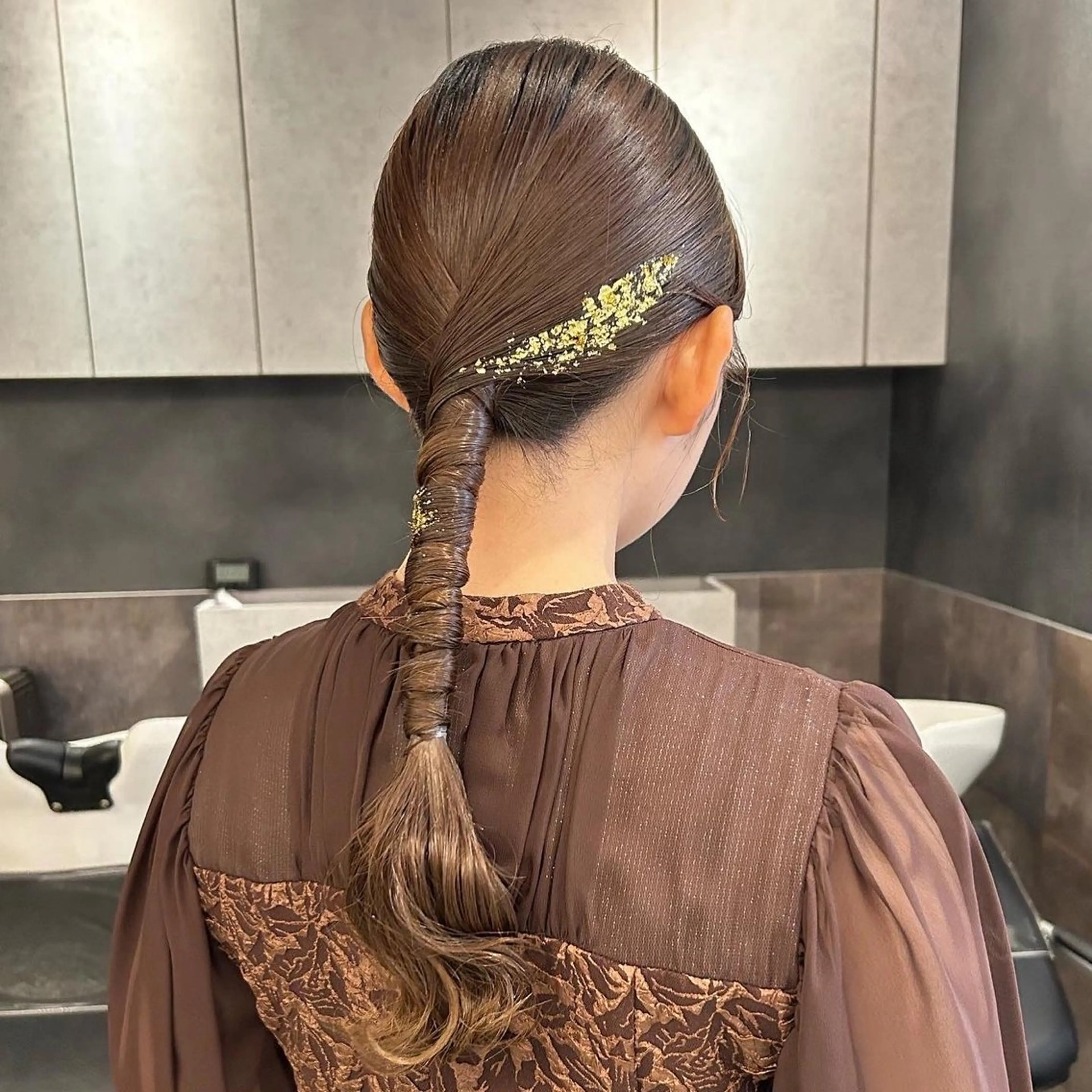 ロング ヘアアレンジ くびれヘア SAKINO. ベージュカラーのヘアスタイル