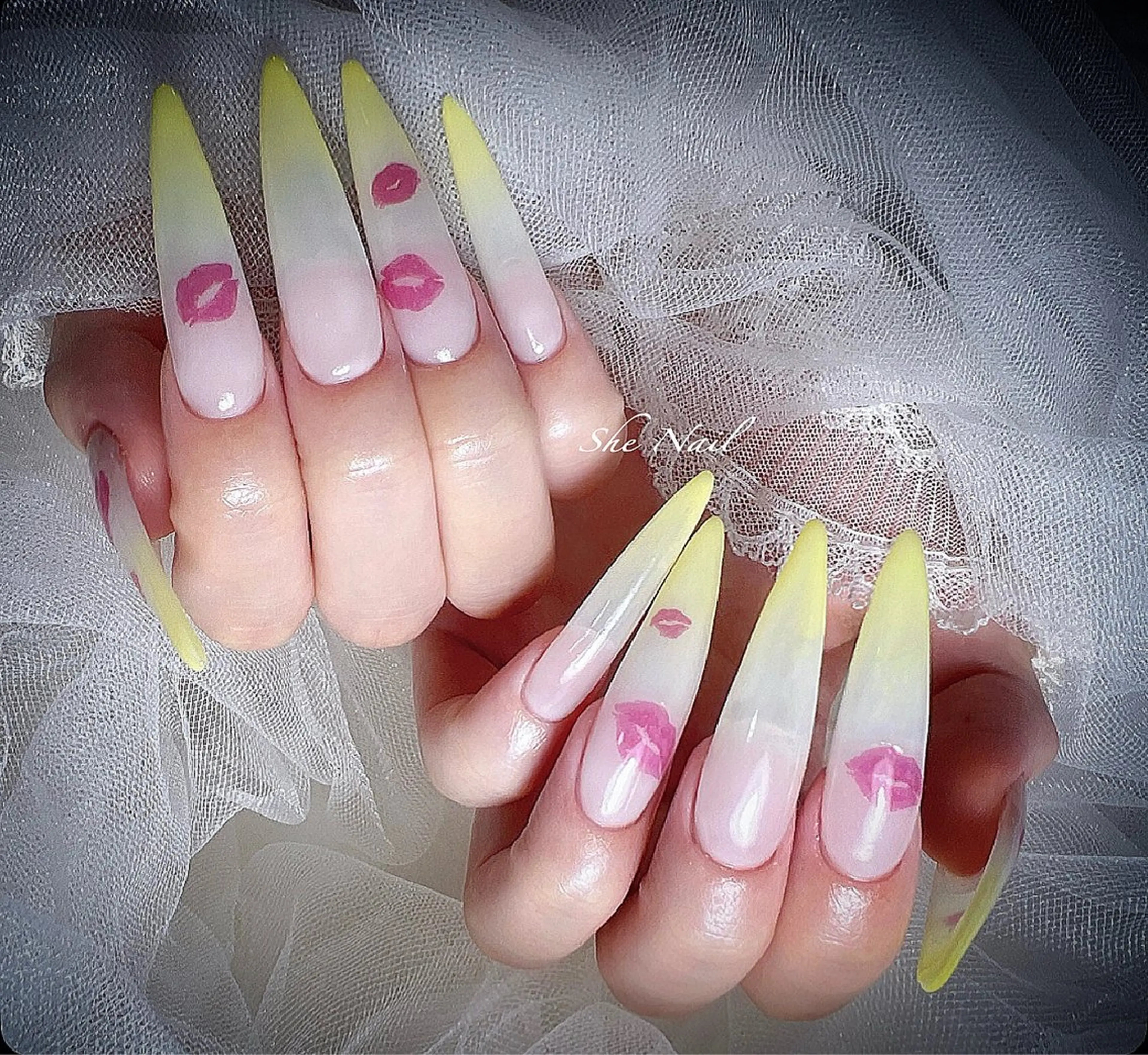 ネイル チークネイル ドット 長さ出し グラデーション マグネットネイル She   Nail所属・ISA_ BELLAのネイルデザイン