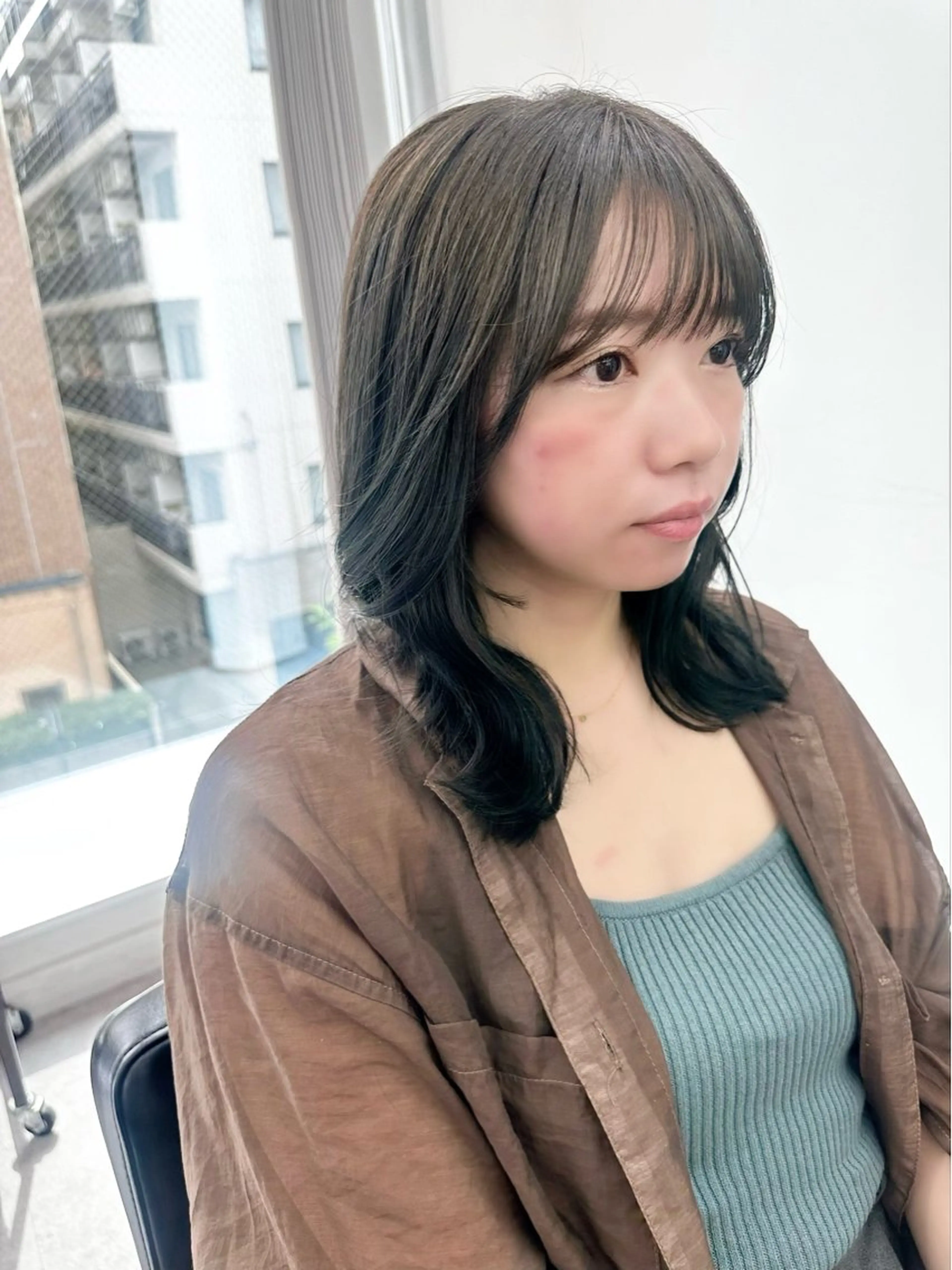 ミディアム カラー パーマ ヘアアレンジ メンズ キッズ カット ヘアカラー レイヤーカット／顔周 りカット/縮毛矯正のヘアスタイル