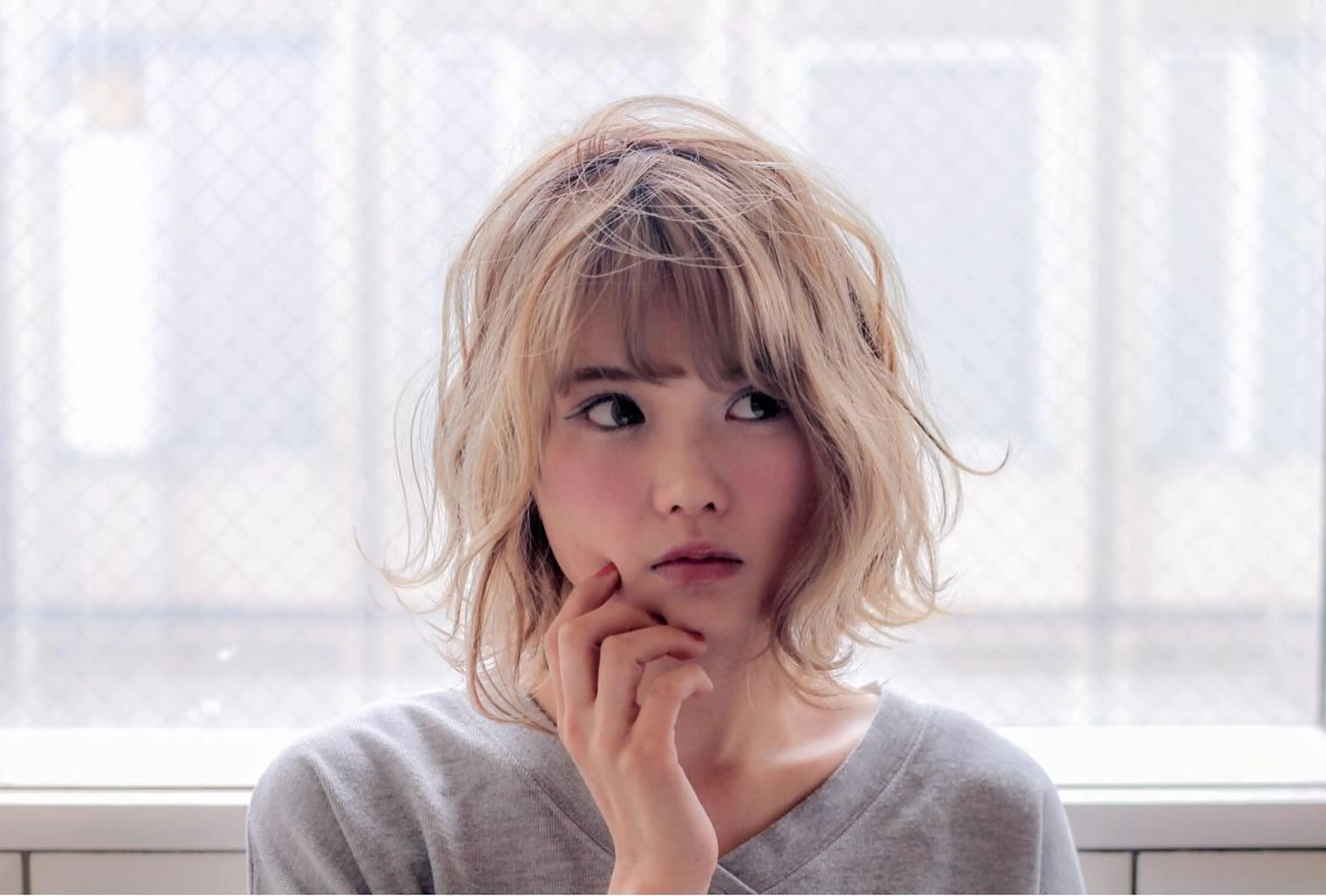 ミディアム カラー ホワイト&レイヤーカ ットエクステ長畠俊輔のヘアスタイル