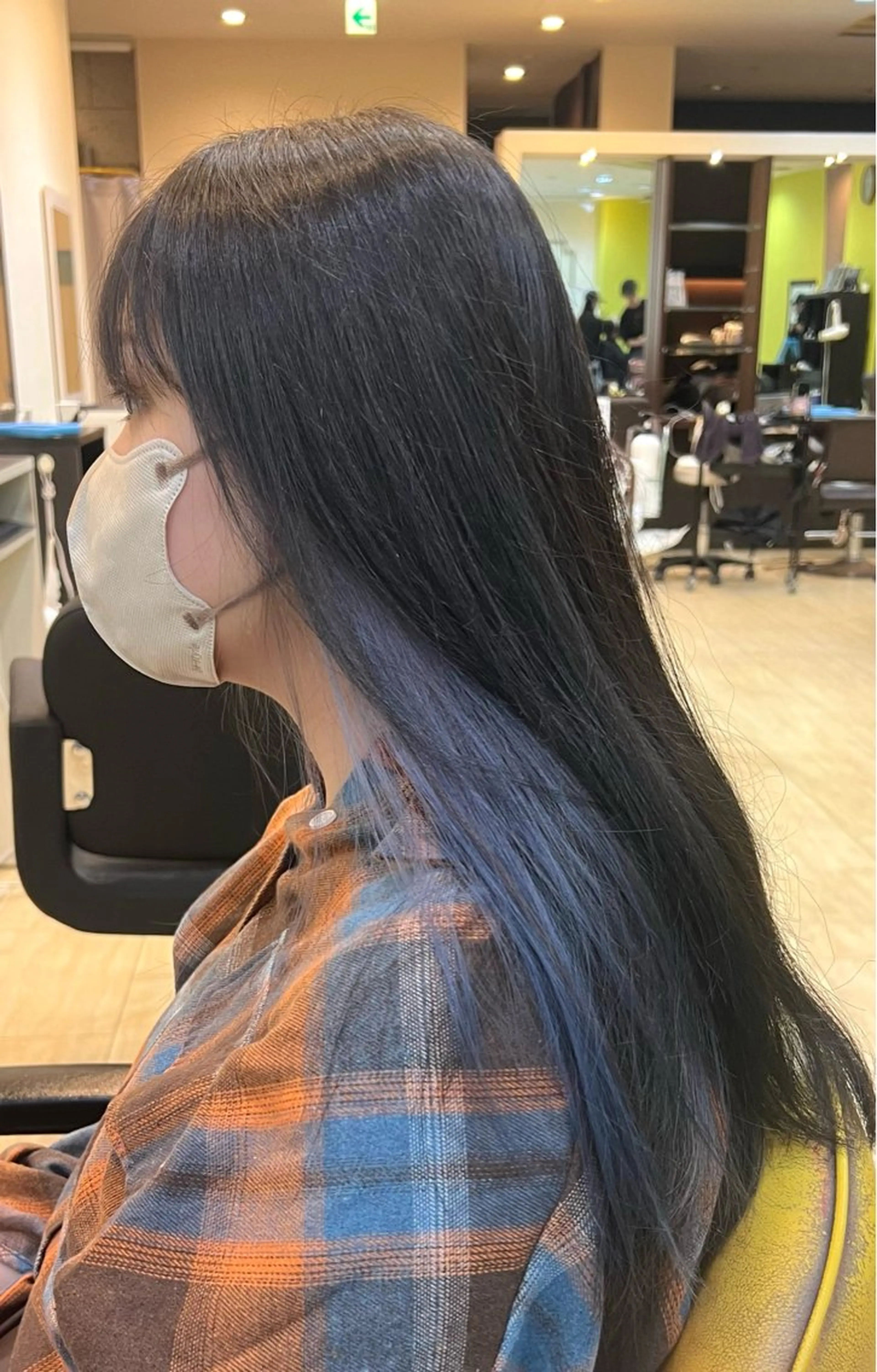 ロング カラー ブルーカラー イヤリングカラー シルバー ハイトーン／パーマ 特化平田のヘアスタイル