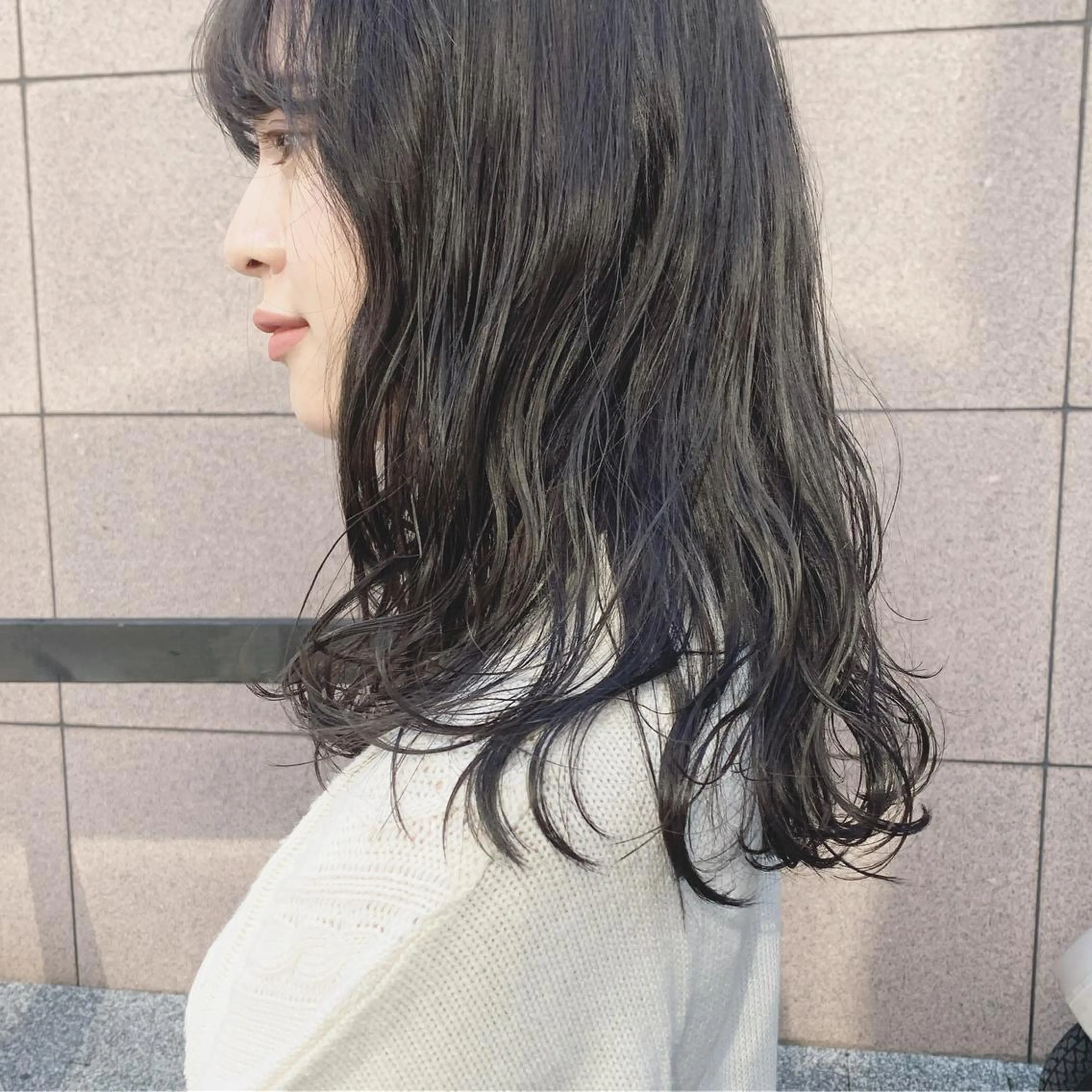 ミディアム カラー ネイル ヘアカラー トリートメント ハイトーンボブ 前田 表参道 グレージュのヘアスタイル