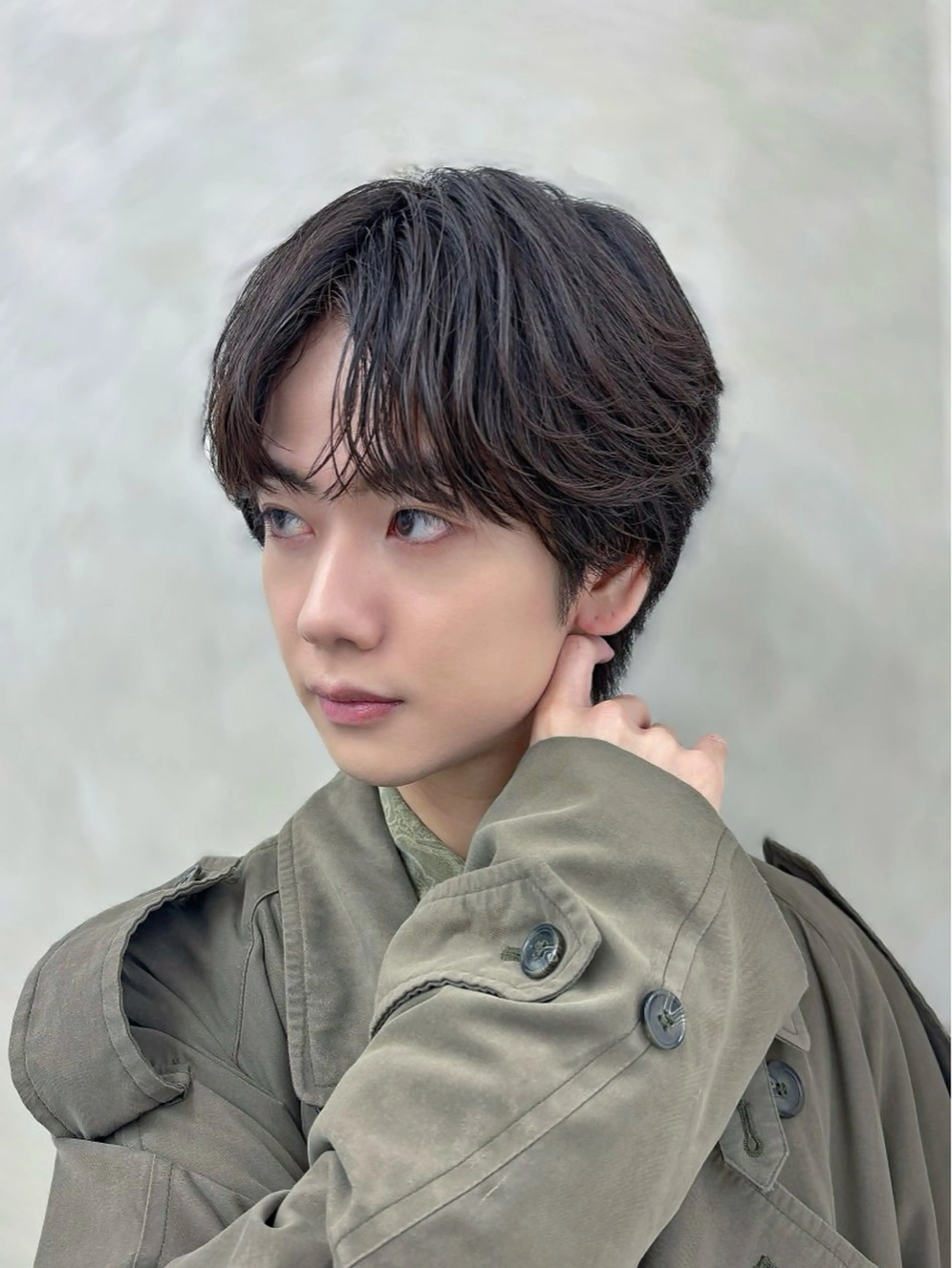 ショート パーマ メンズ メンズブリーチ センターパート フェザーパーマ メンズメッシュ メンズパーマ カット パーマ 安藤幹人 メンズパーマのヘアスタイル