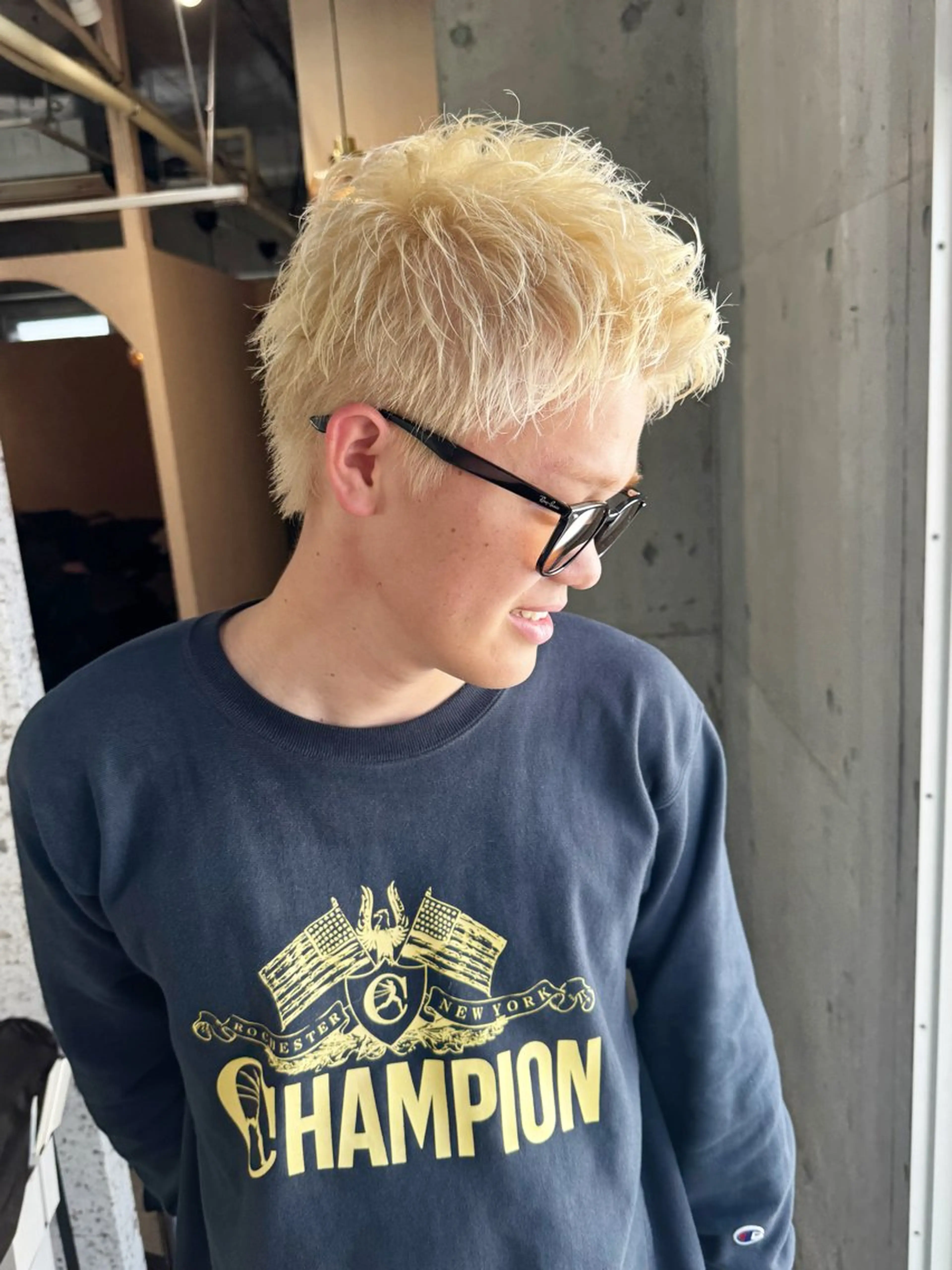 ショート カラー メンズ メンズバレイヤージュ メンズブリーチ メンズハイライト メンズインナーカラー メンズ韓国風 カット ヘアカラー トリートメント lani ブリーチ /ダブルカラーのヘアスタイル