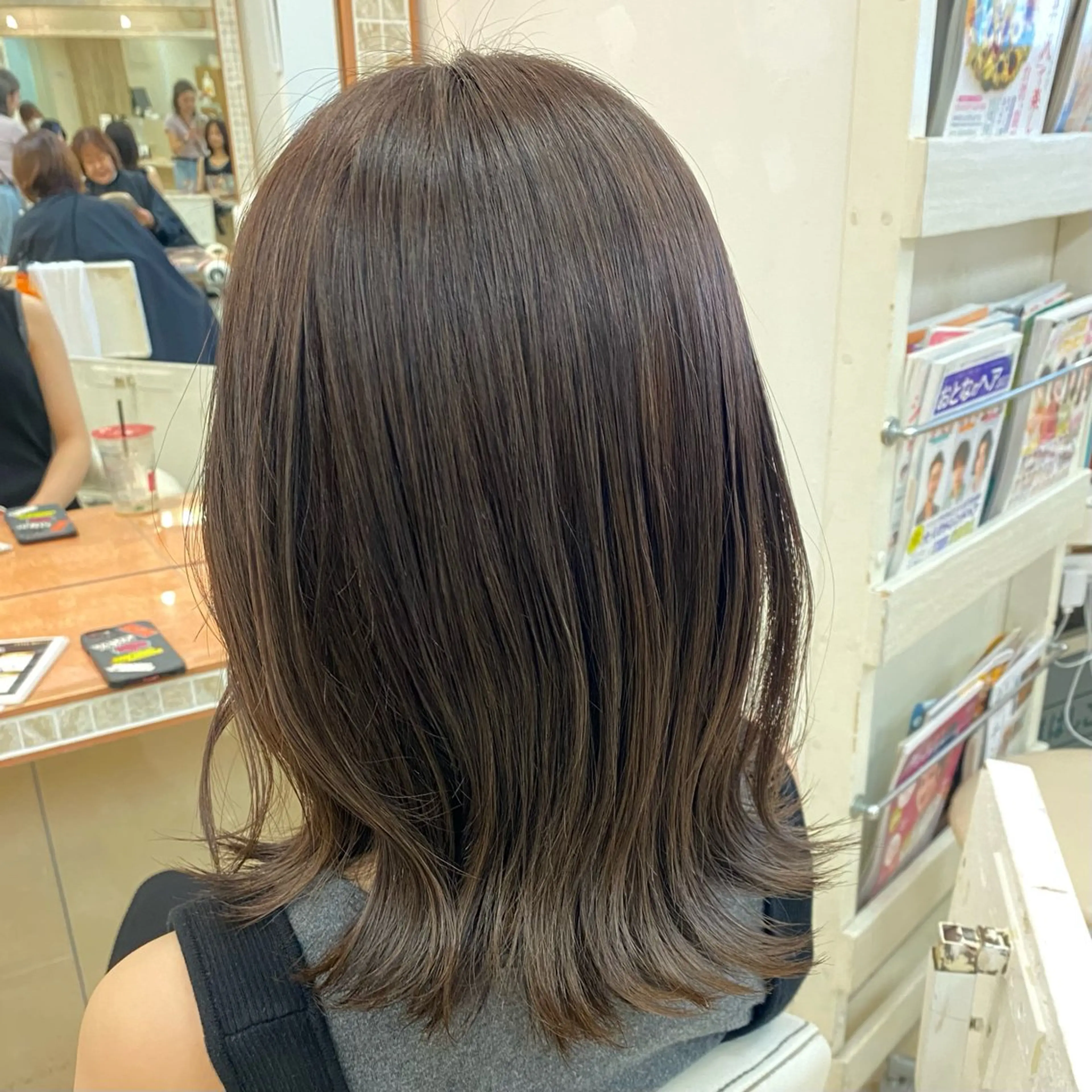 セミロング カラー 具志 真理子のヘアスタイル