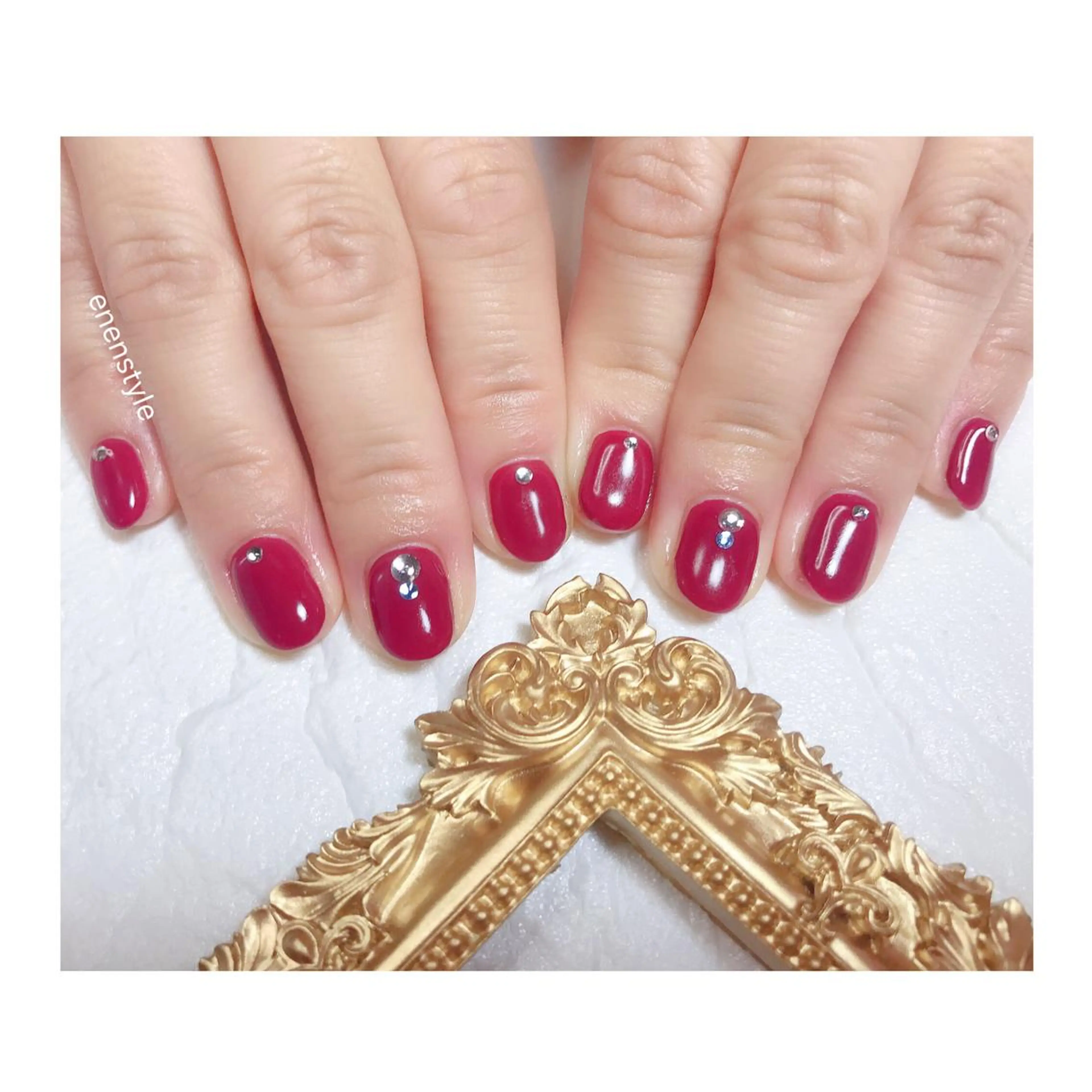 ショート ネイル ジェルネイル ニュアンスネイル オフィスネイル 赤色 シンプルネイル ハンドネイル 👑enen style👑のネイルデザイン