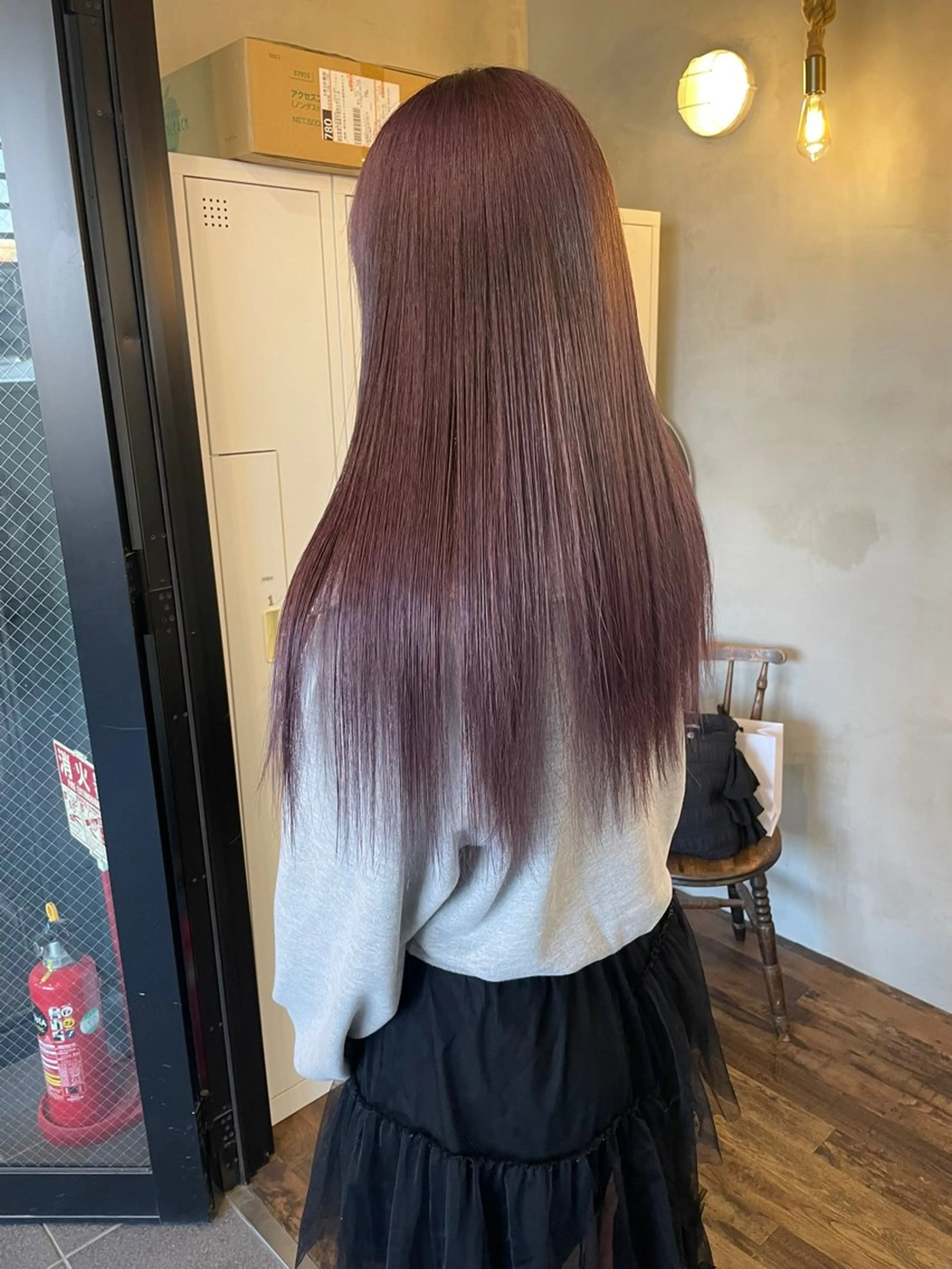 ロング カラー 赤みなしオリーブ ハイトーン×レイヤーのヘアスタイル