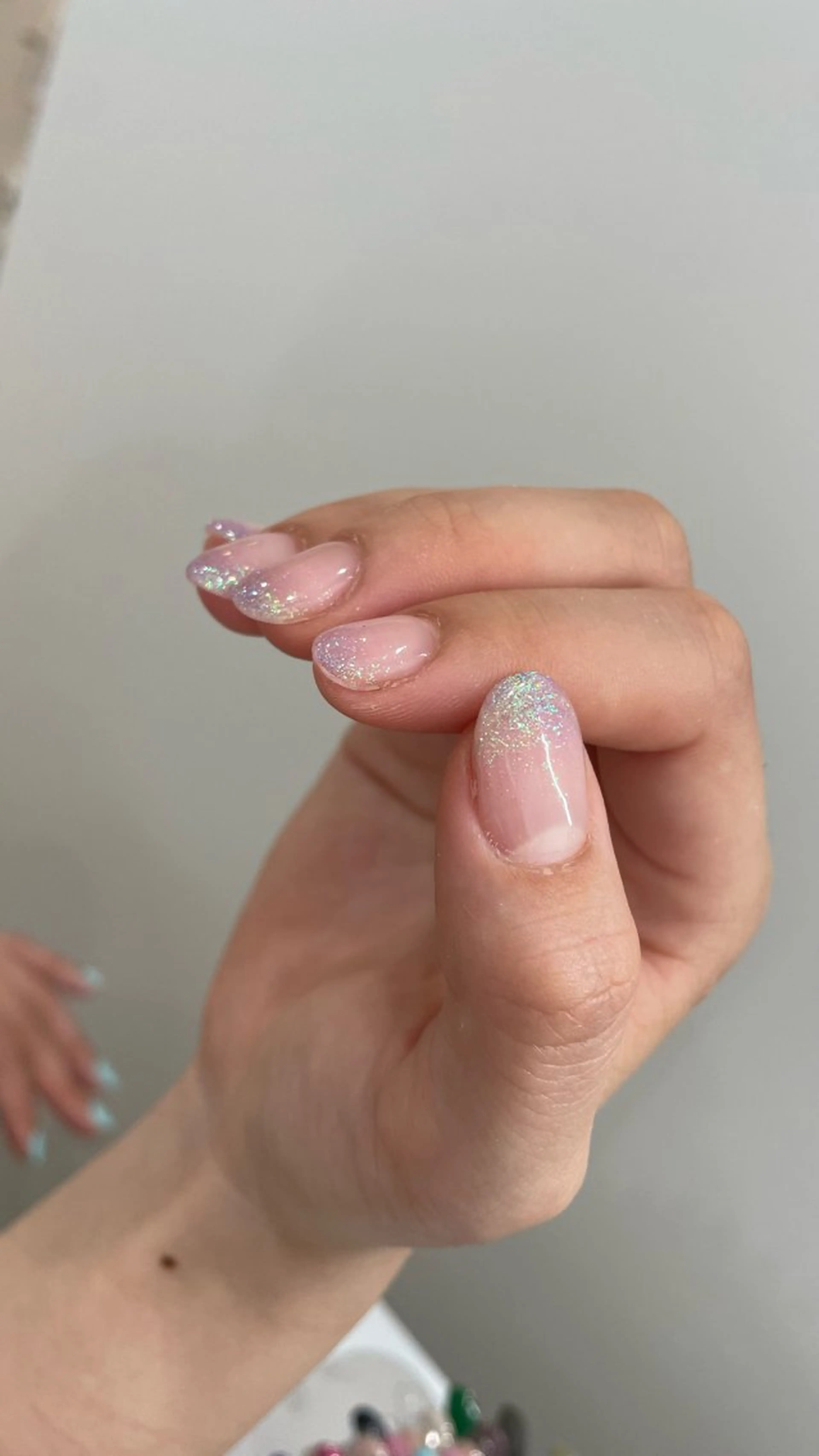 ネイル オーロラネイル 氷ネイル・うるうるネイル ハンドネイル 𝑟𝑖𝑠𝑎 🕯‎🤍のネイルデザイン