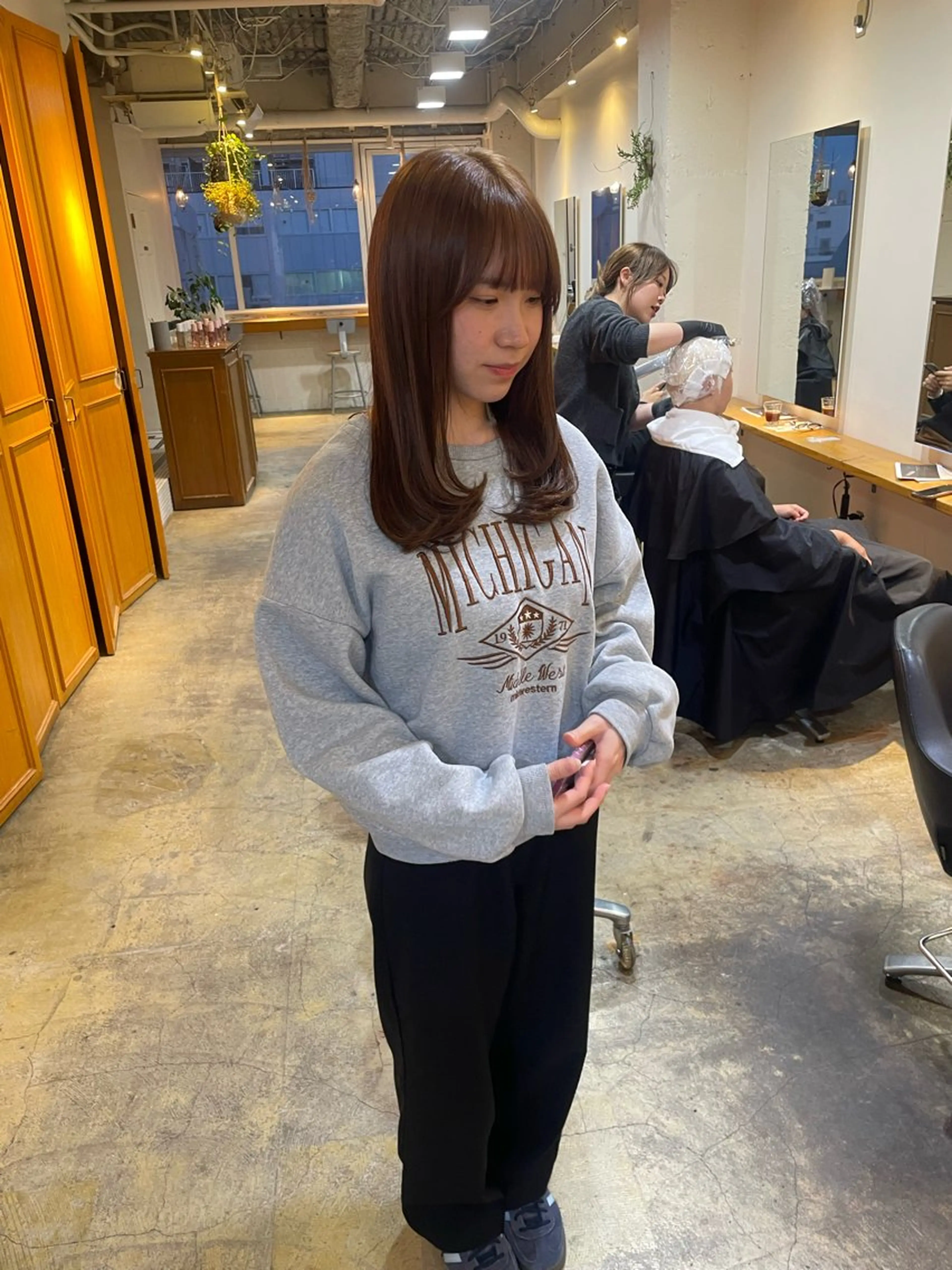 セミロング カラー ベージュカラー レイヤーカット カット ヘアカラー トリートメント MIOベージュカラー 柔らかいカラーのヘアスタイル