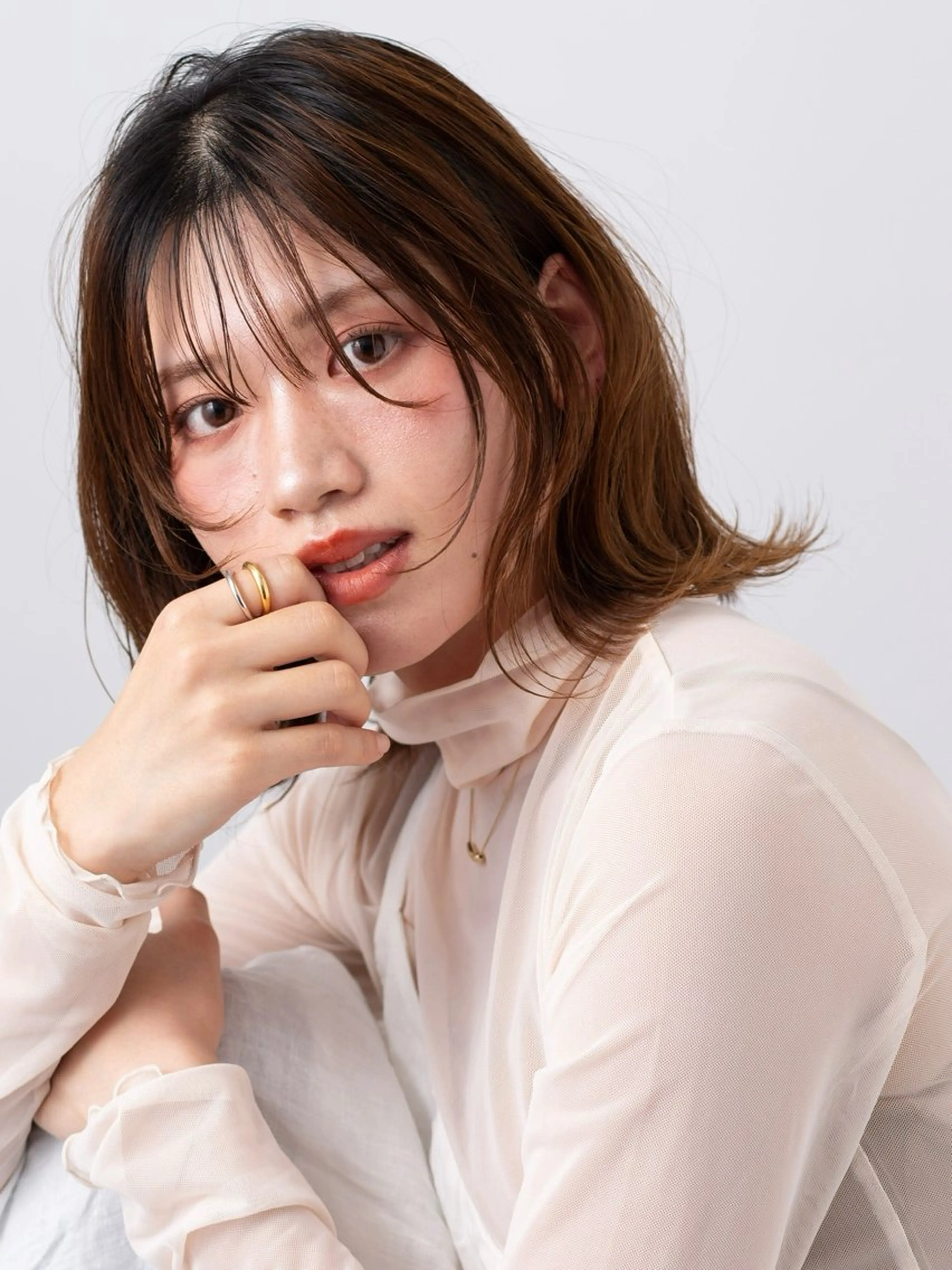 ミディアム カラー 切りっぱなしボブ 透明感カラー ボブ 顔まわりレイヤー 髪質改善 LadA AIのヘアスタイル