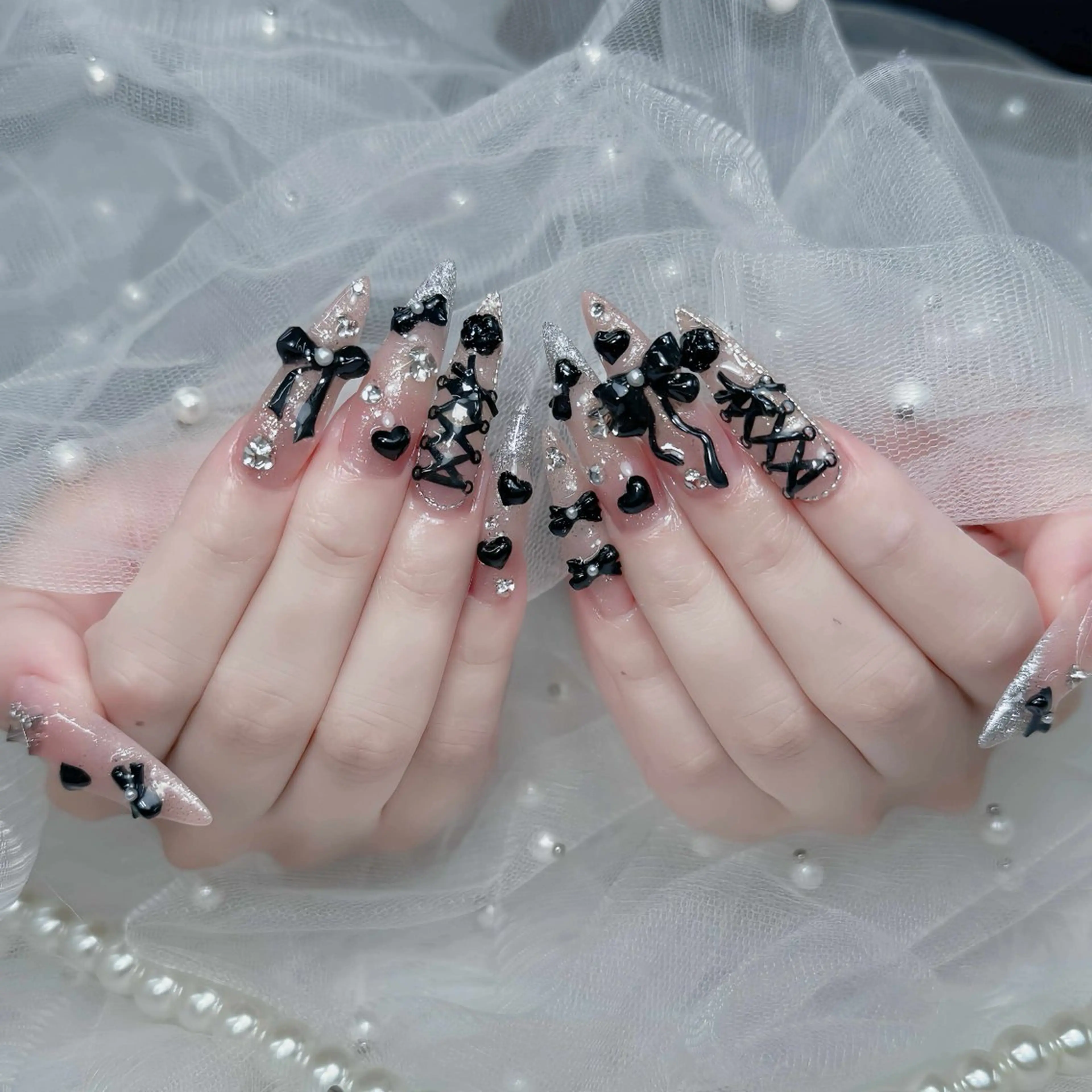 ネイル オーロラネイル フレンチネイル ガラスフレンチ グラデーション キラキラネイル ハンドネイル ハンドケア Nova Nail Nambaのネイルデザイン