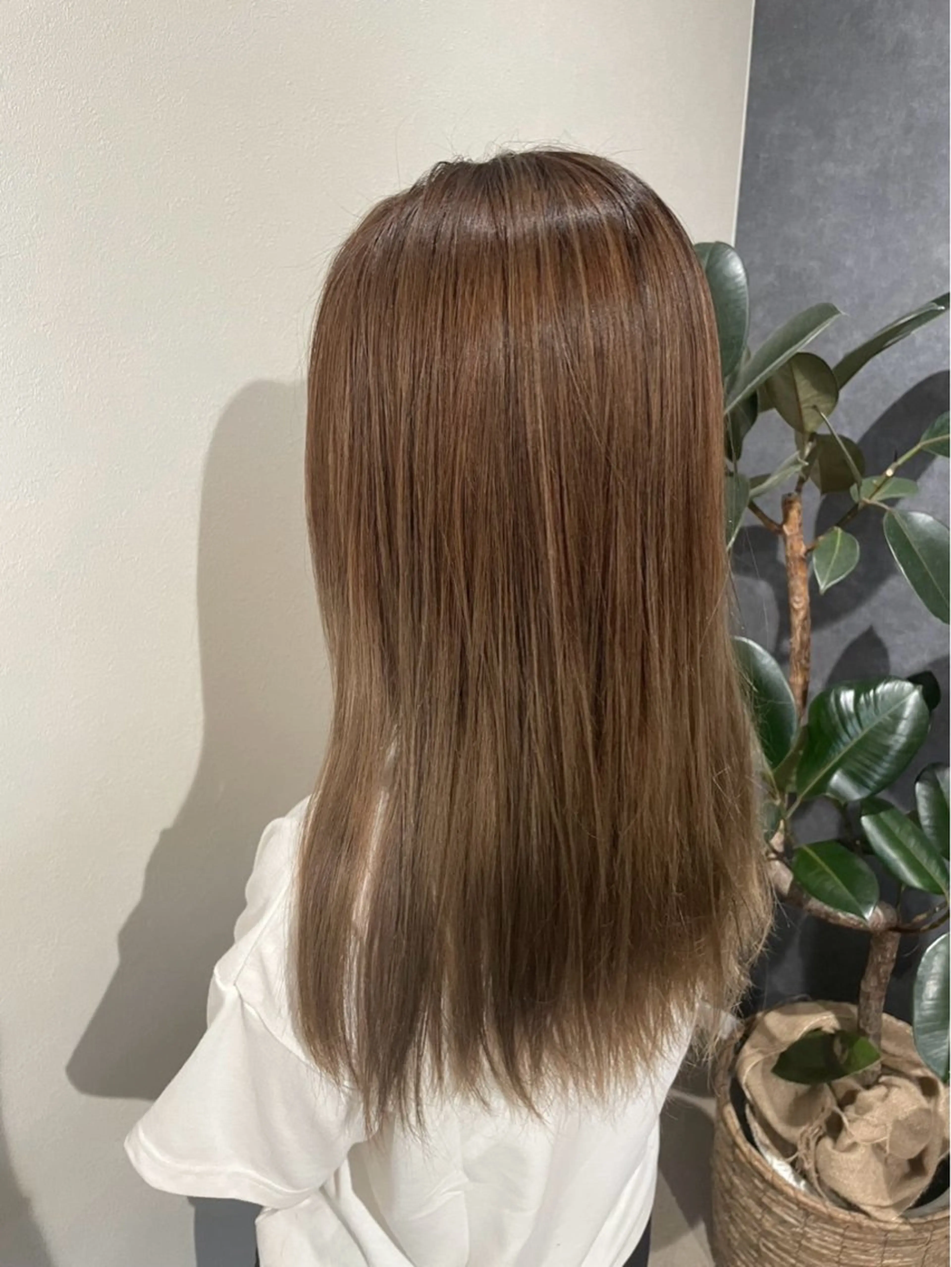 ロング Re room. 女性スタイリストのヘアスタイル