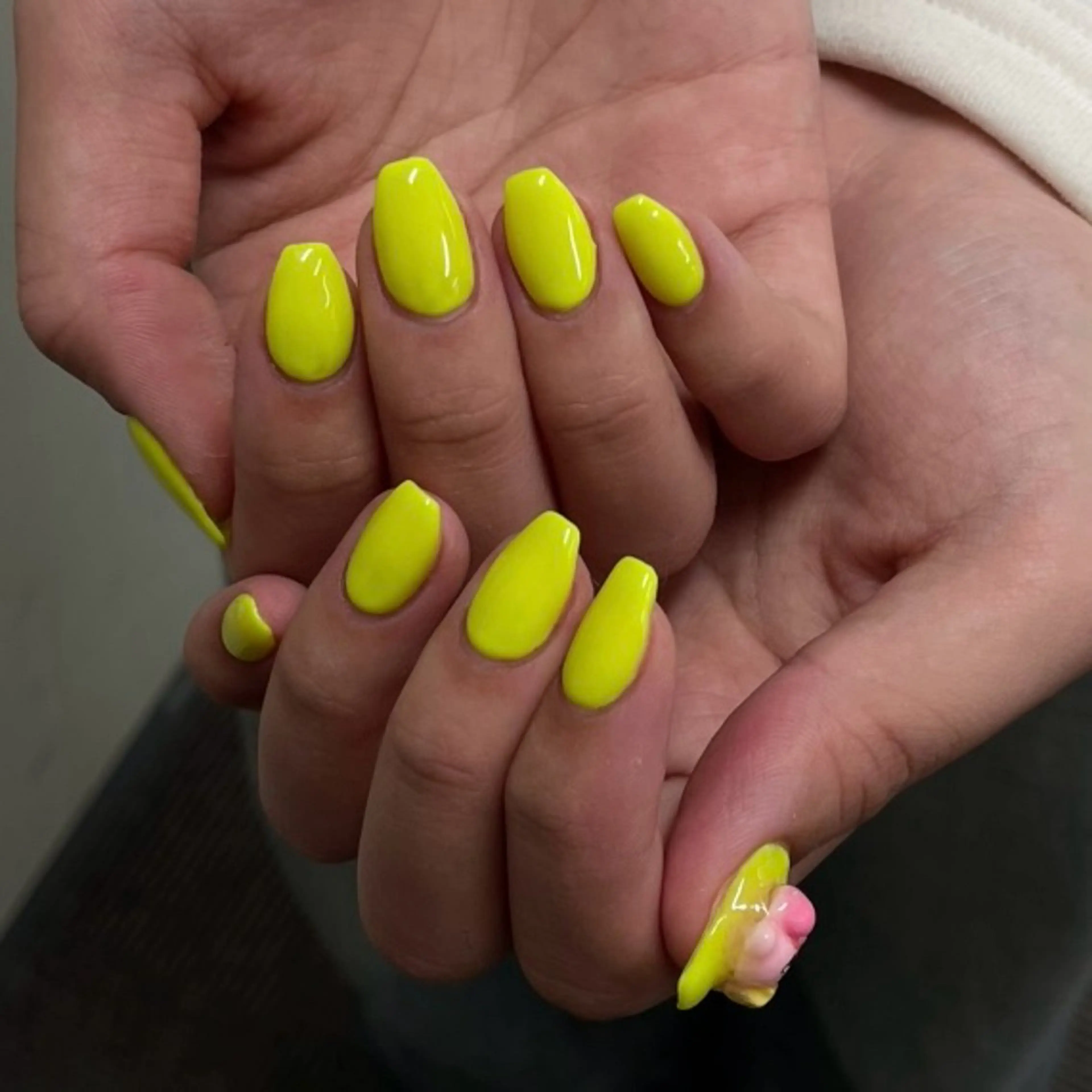 ネイル ワンカラーネイル 黄色 ハンドネイル 🦋hana / nail / AOのネイルデザイン