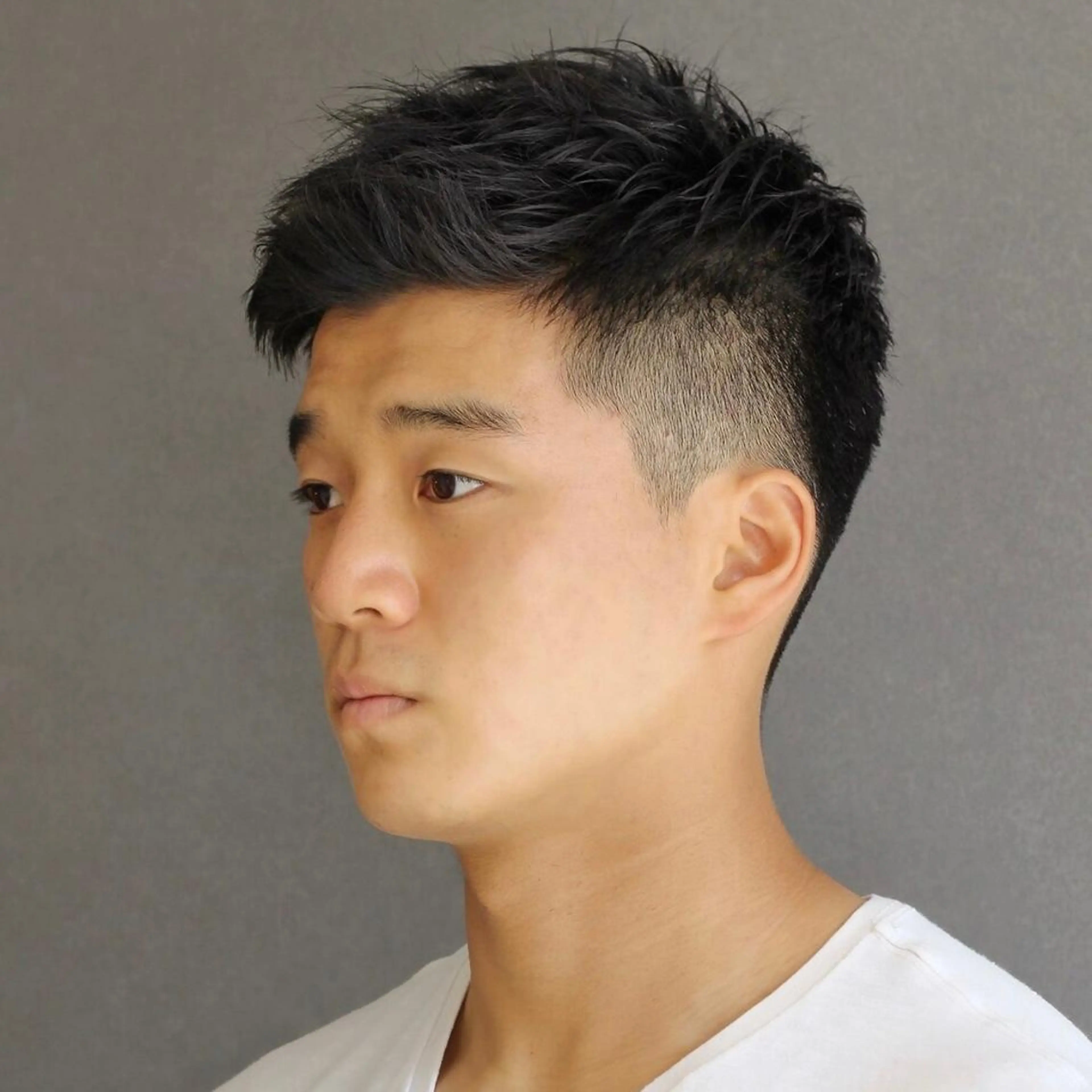 メンズ アップバング 刈り上げ 佐藤 純のヘアスタイル
