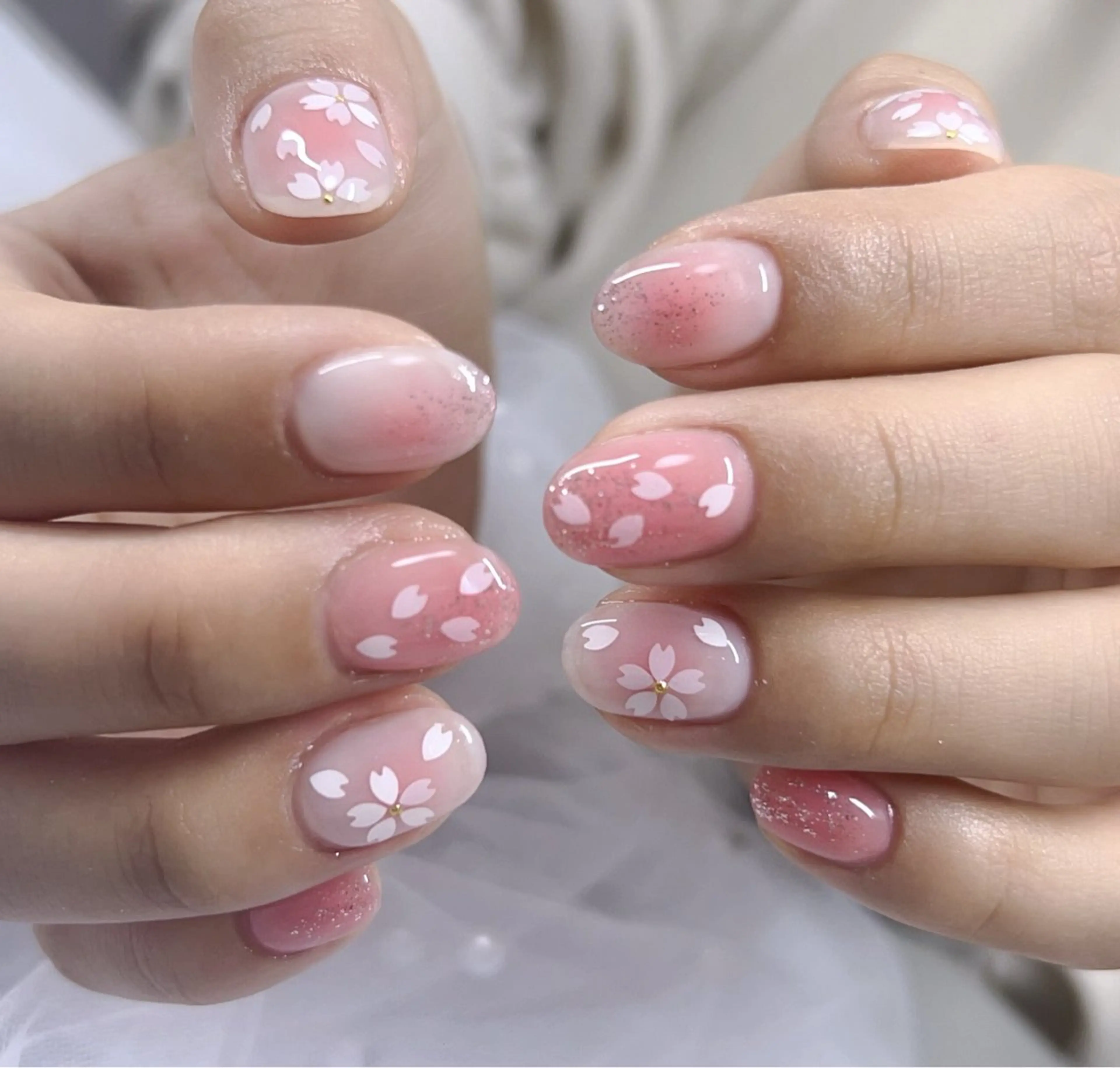 美しいチークネイルの写真