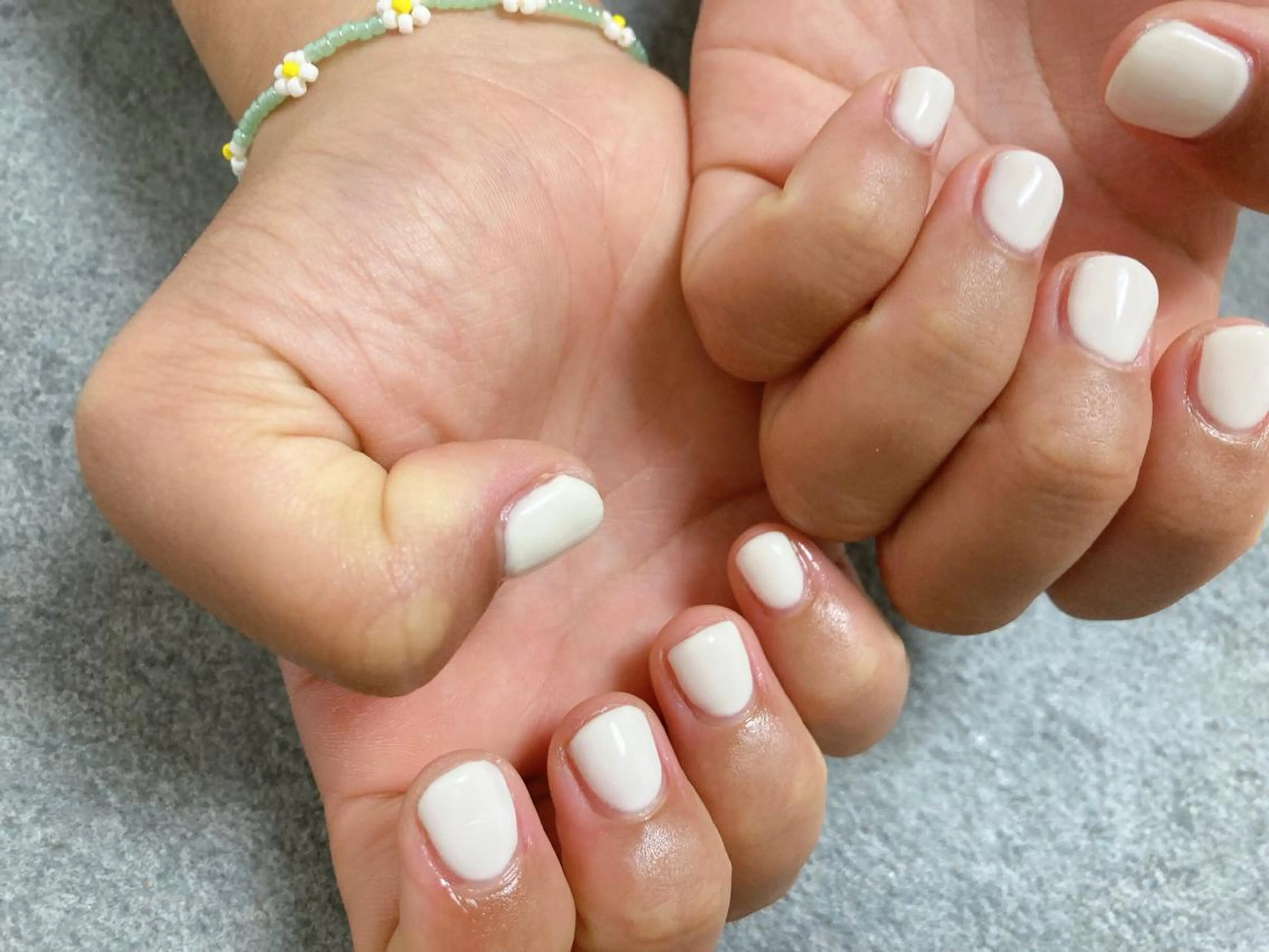 ネイル ワンカラーネイル ホワイト ハンドネイル mogunail &blowのネイルデザイン