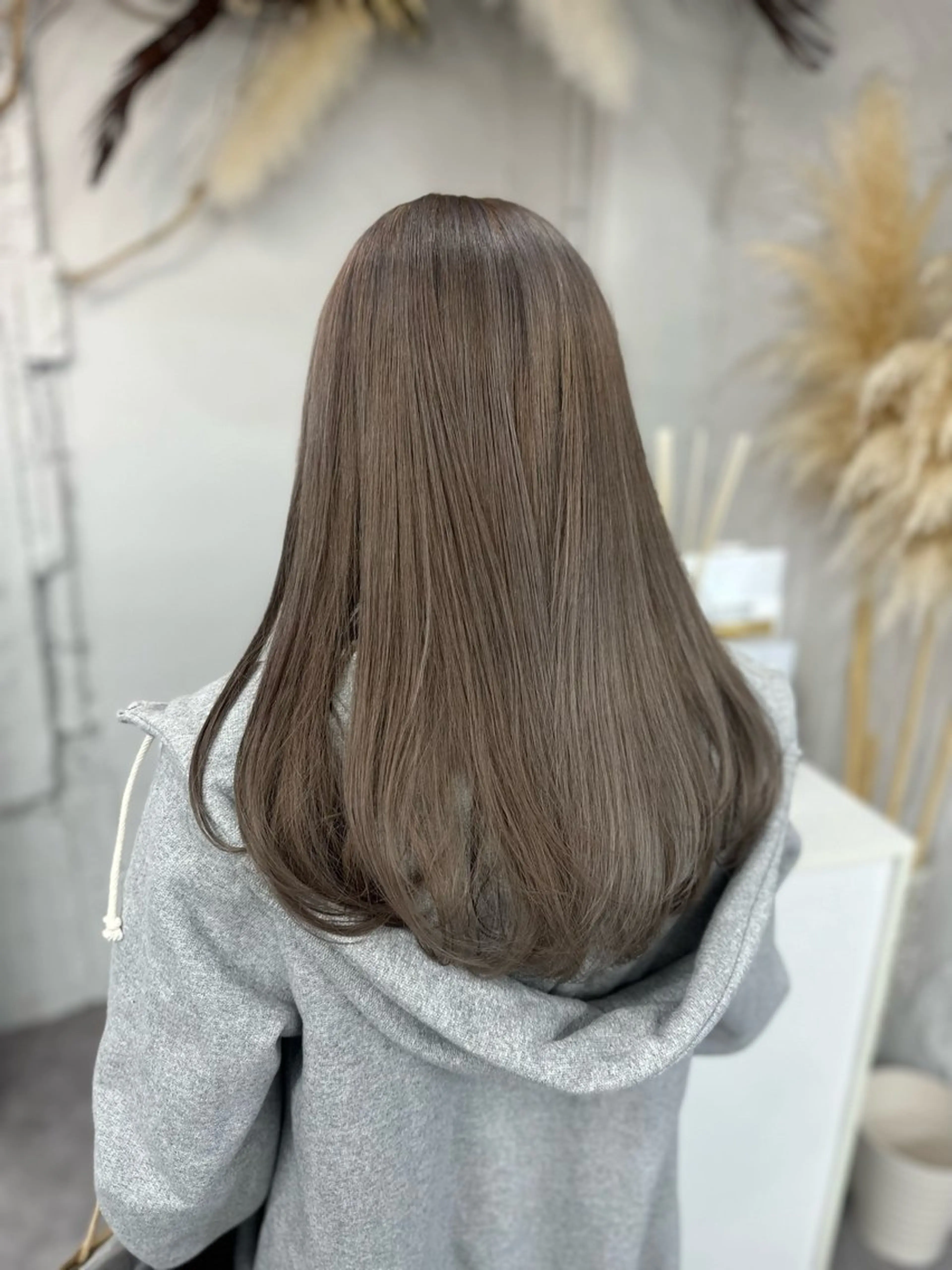 ロング 瀧優華白髪ぼかし 大人レイヤー🩵のヘアスタイル